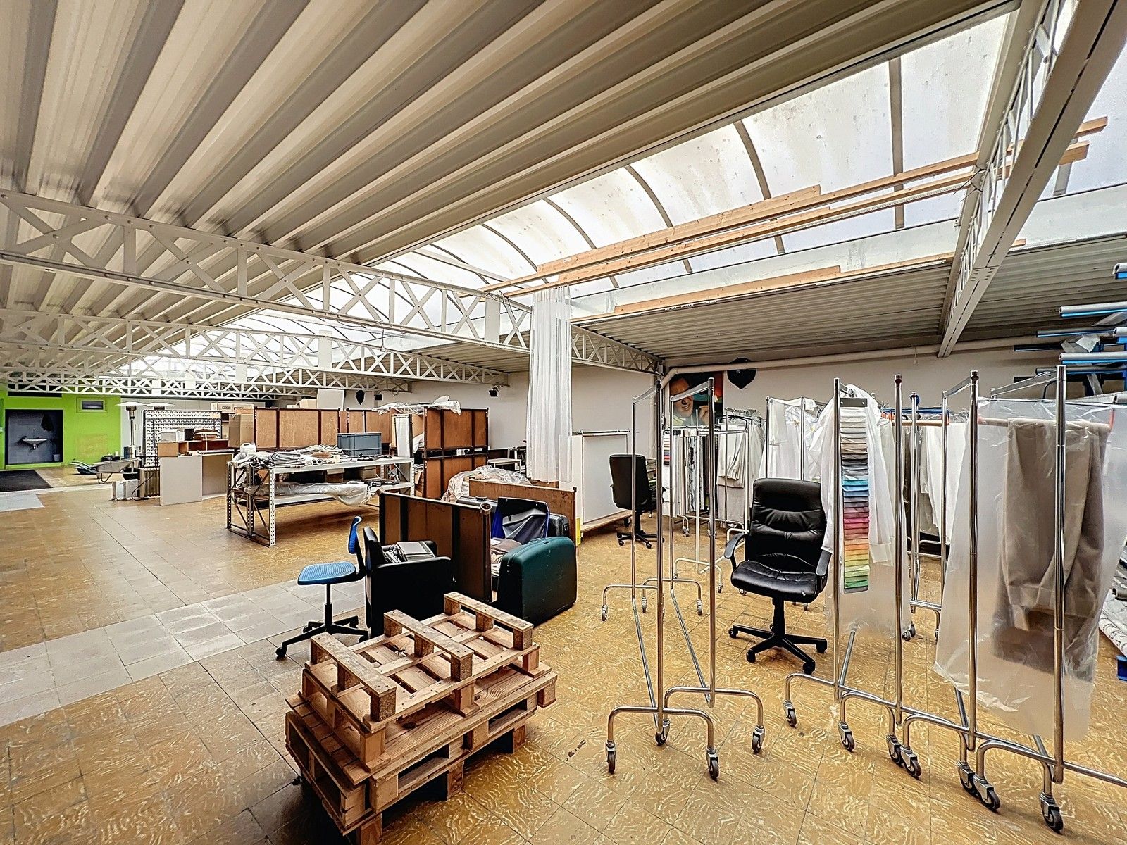 KANTOORGEBOUW (124 m²) met MAGAZIJNEN (630 m²) op zeer goede ligging nabij centrum KORTRIJK ! foto 16