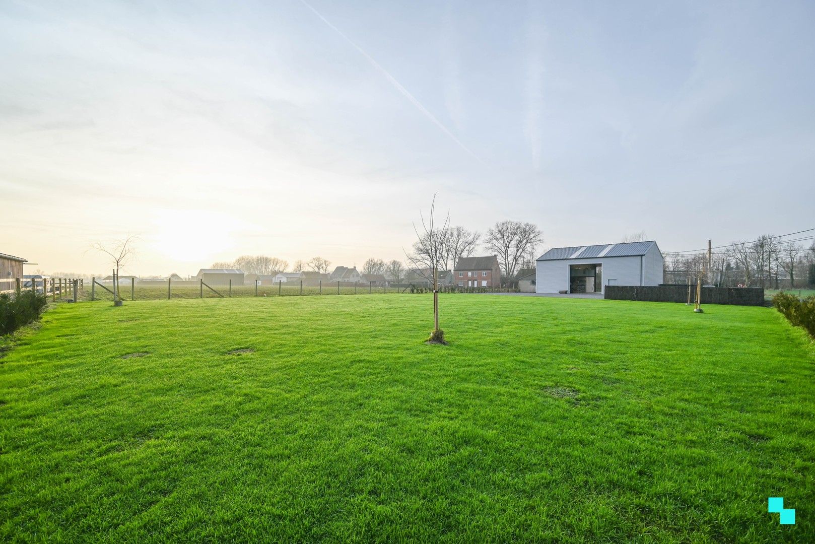 Magazijn op landelijke ligging met bijhorend riant perceel foto 4