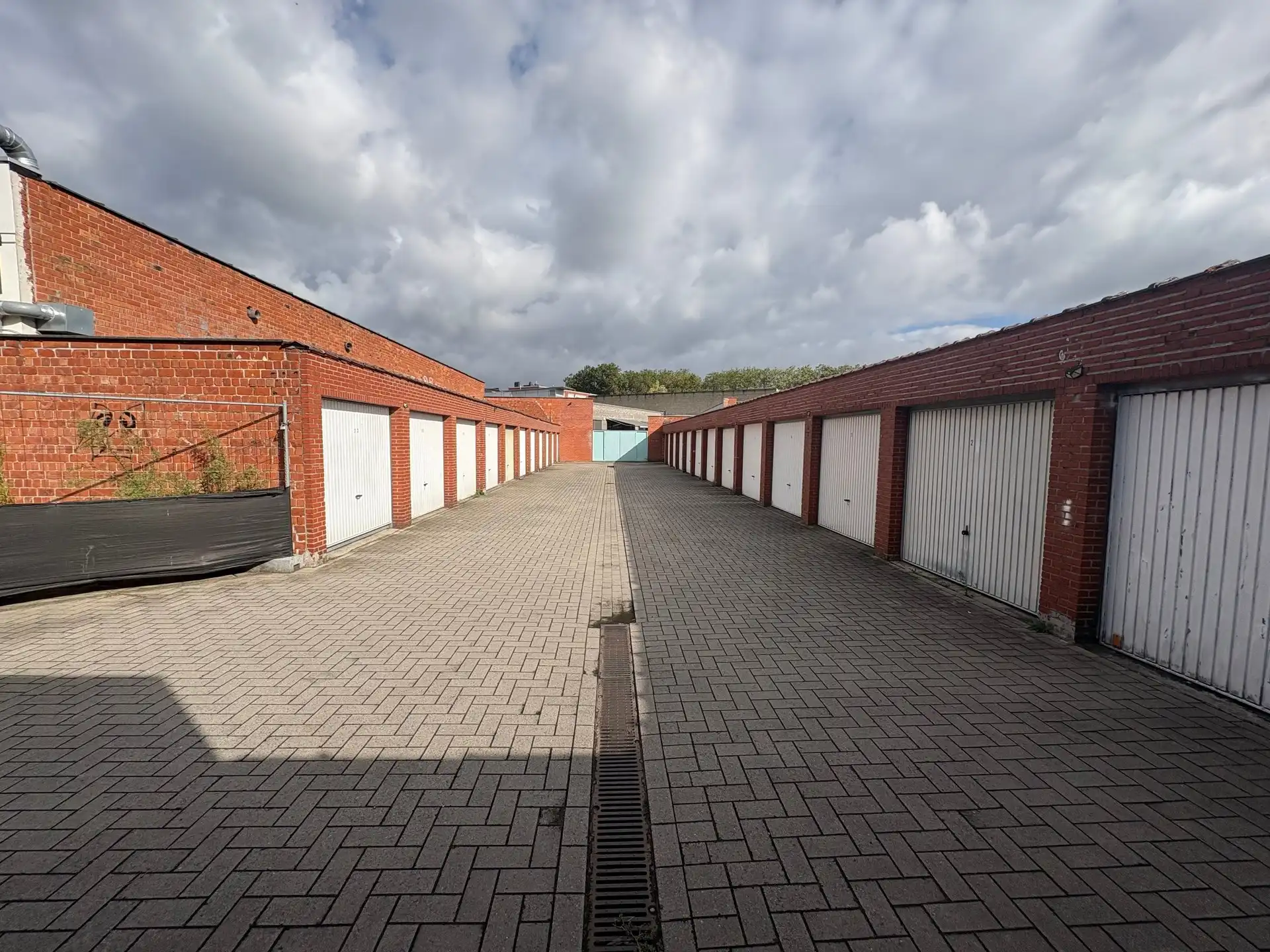 24 garageboxen te koop op locatie waar betalend parkeren van toepassing is foto {{pictureIndex}}
