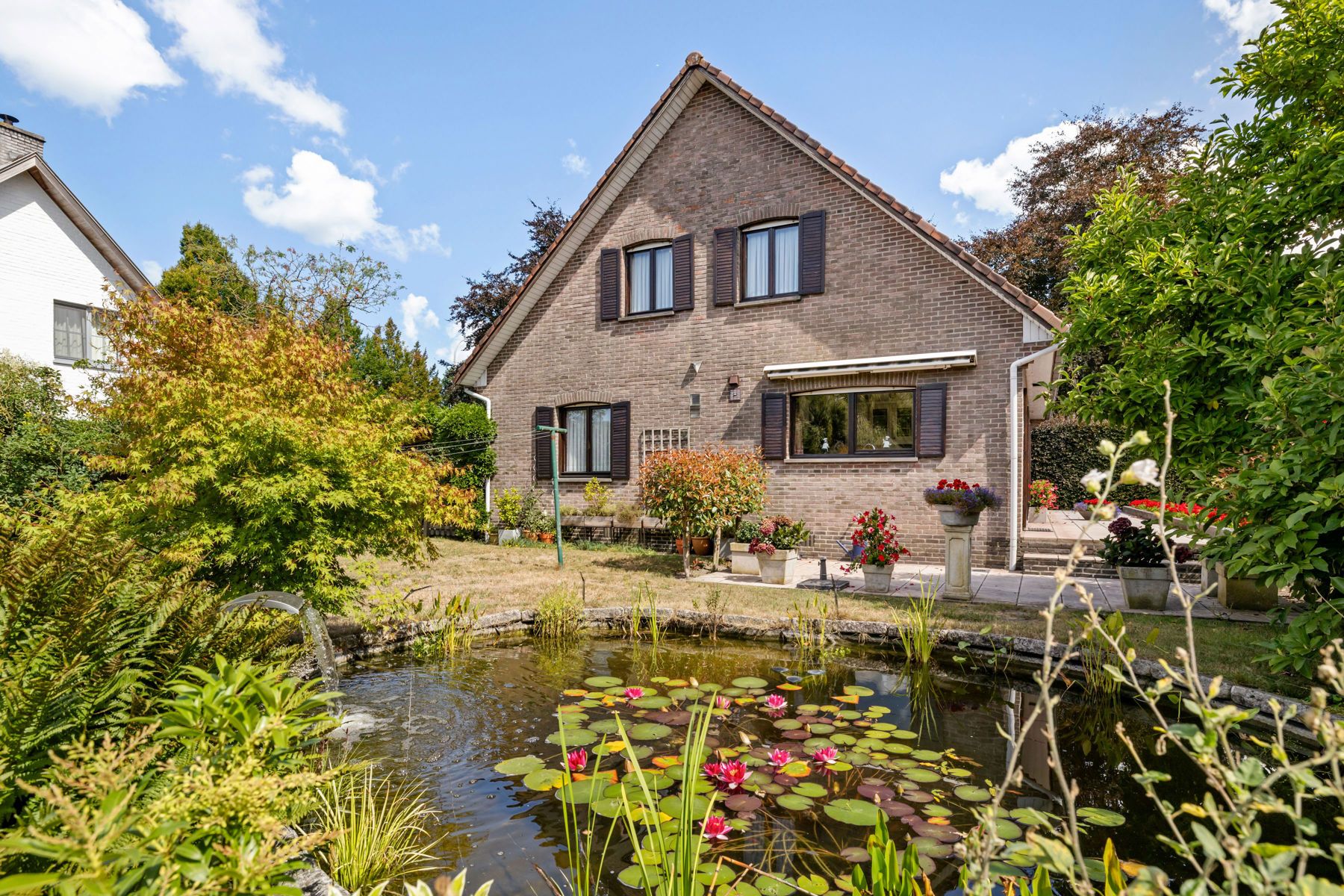 ONDER OPTIE Ruime villa in zeer goede staat met grote garage foto 2