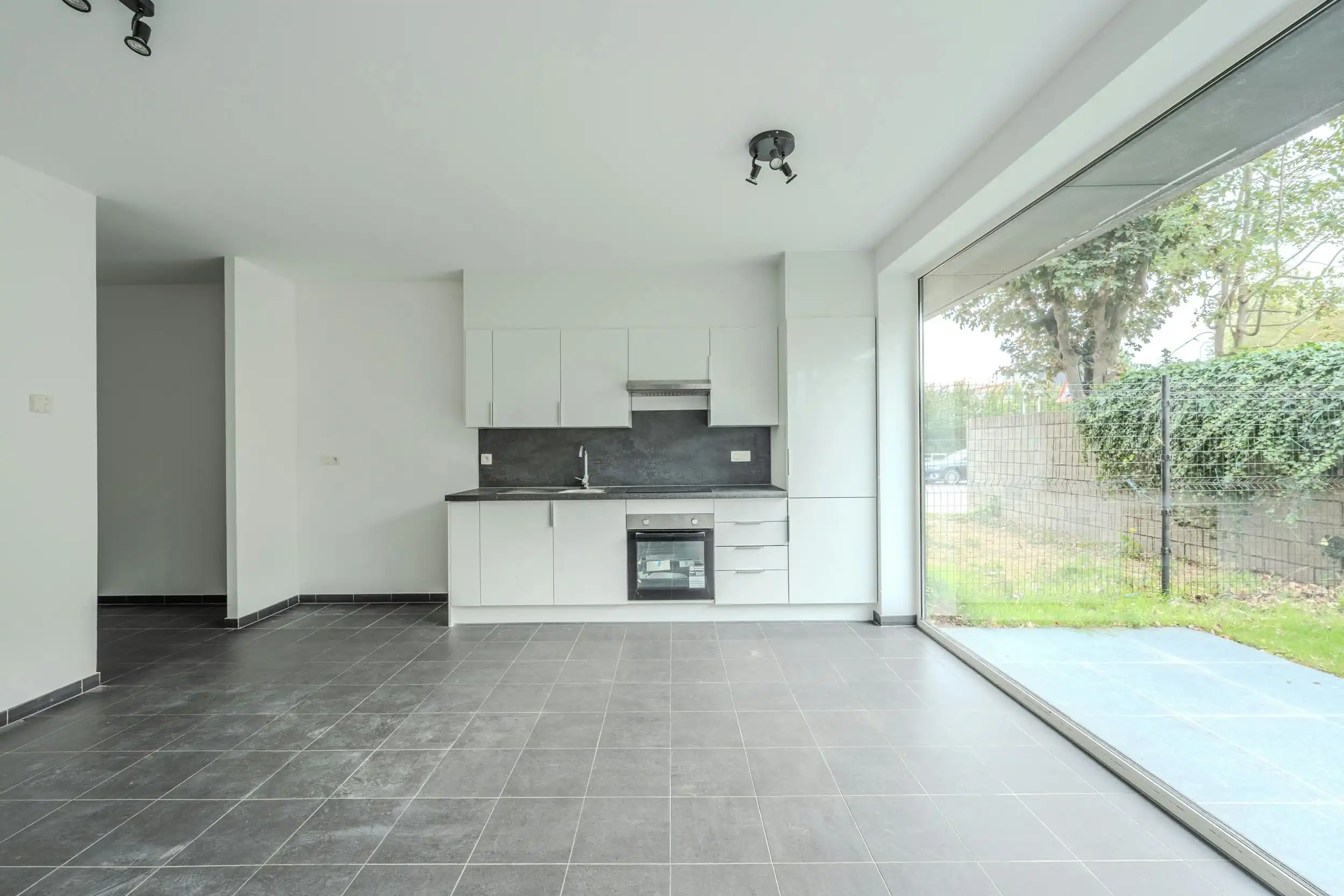 Lichtrijke studio met slaaphoek en met tuintje te Bredene  foto 5