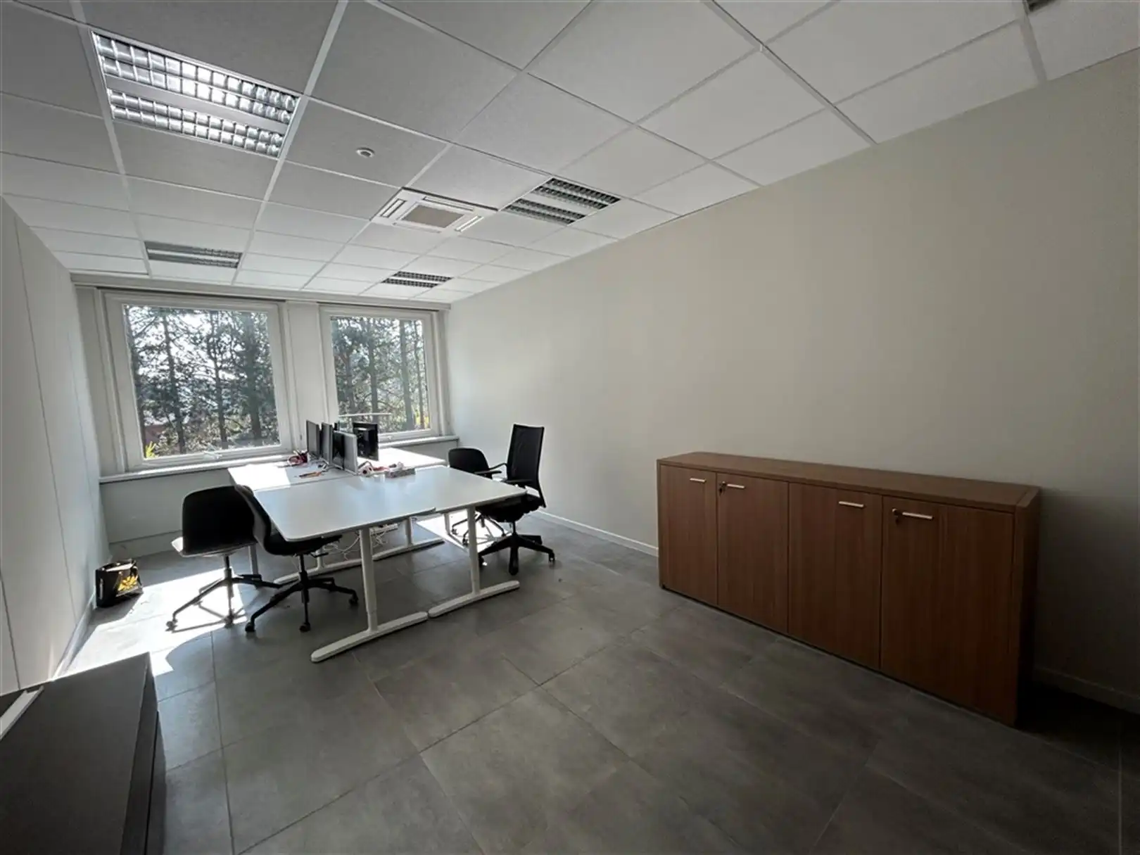 Multifunctioneel kantoorgebouw met veel parking te Houthalen foto 8