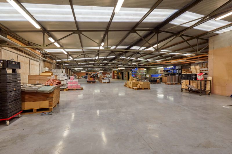 Ingelmunster-ambachtelijke zone. Vernieuwd magazijn met vloeroppervlakte van 800-850m² met oprit en toiletten. Uniek voor stockage en als werkloods. Meteen vrij! foto 3