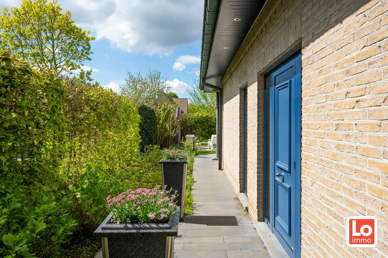 Instap klare open woning met inpandige dubbele garage én zwembad op een rustige locatie nabij het centrum van Zaffelare! foto 5