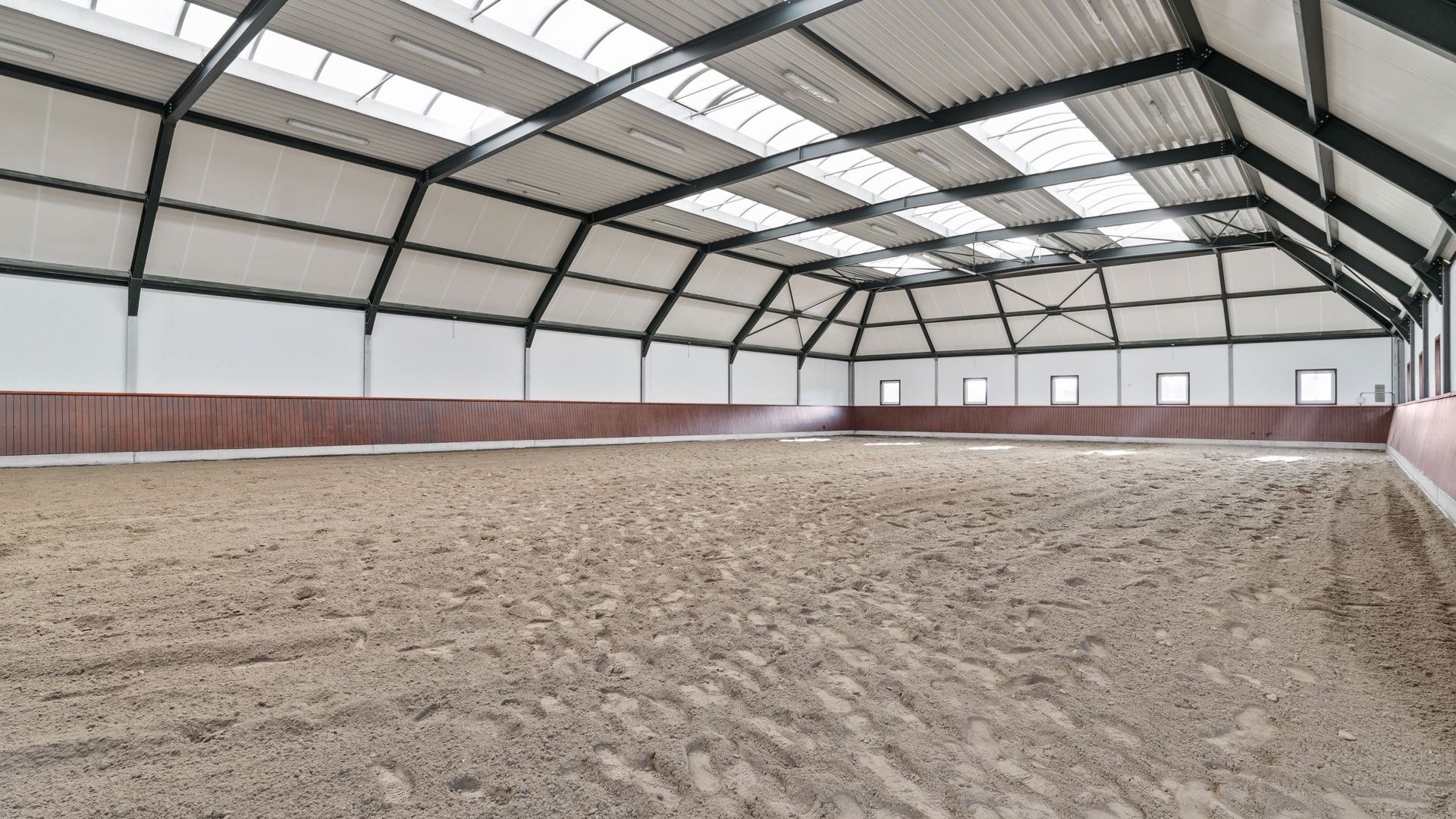 Exclusief landhuis met overdekte piste, buitenpiste en paardenstallen op circa 3 hectare foto 58