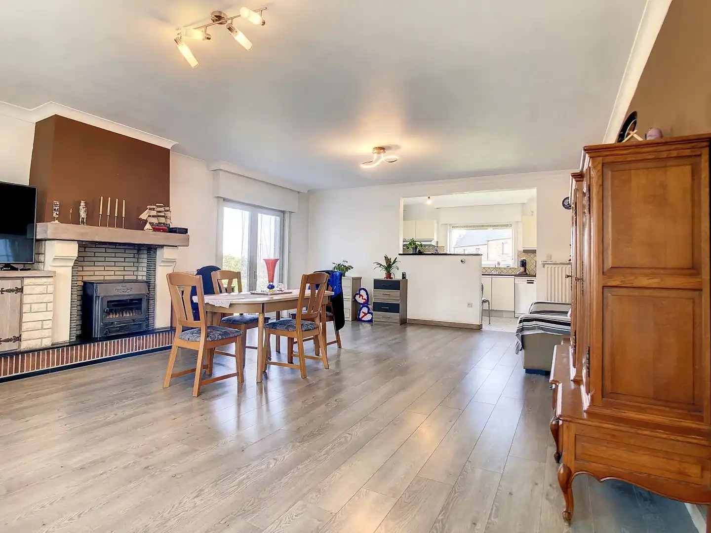 Rustig gelegen, alleenstaande woning met inpandige garage foto 2