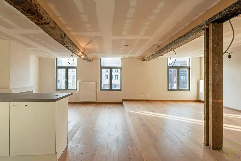 Uitzonderlijk en volledig vernieuwd duplex-appartement gelegen op de Markt van Eeklo! foto 2