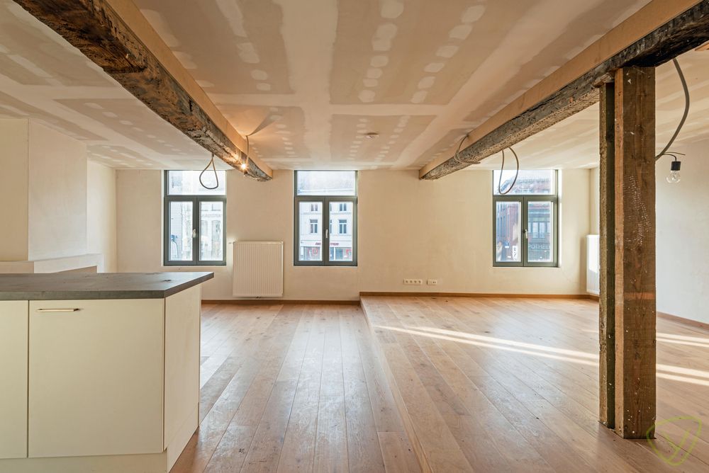 Uitzonderlijk en volledig vernieuwd duplex-appartement gelegen op de Markt van Eeklo! foto 2