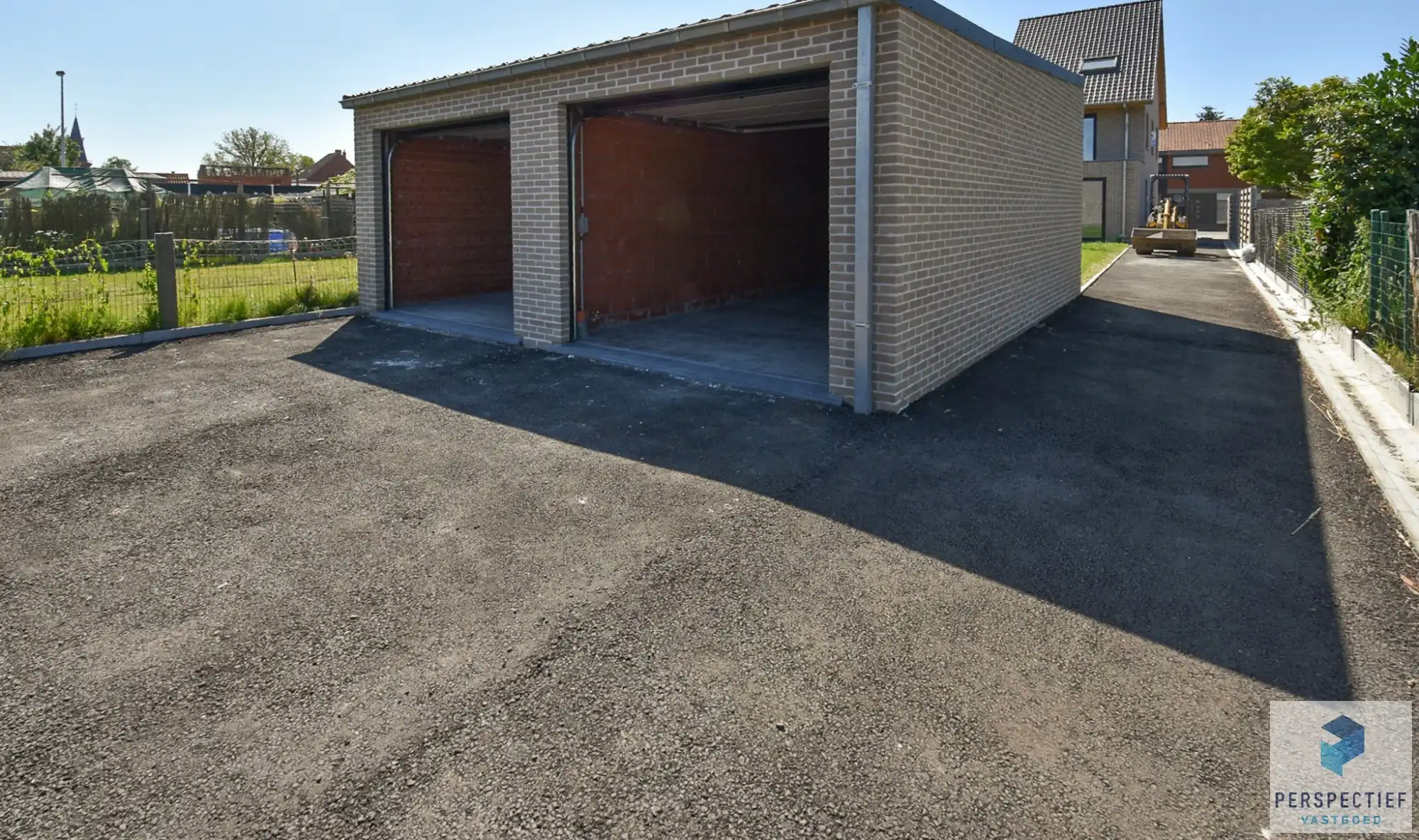 RUIME garagebox met automatische poort foto 4