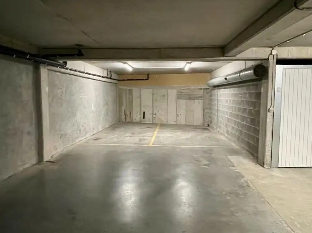 Ruime parkeerplaats op wandelafstand van het Driehoeksplein en het strand. foto 2