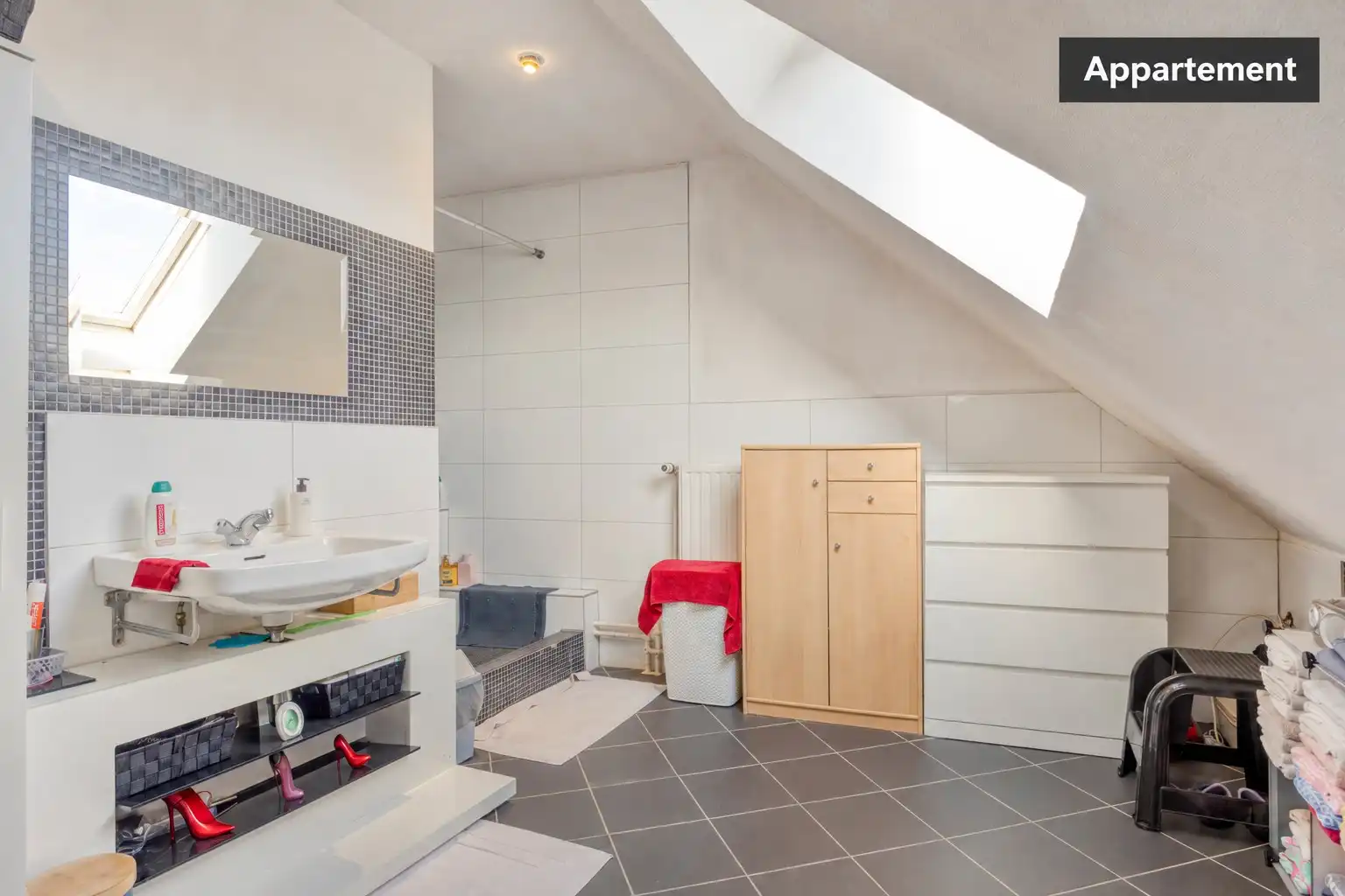 Karaktervol hoekpand met woning en appartement in Riemst foto 27
