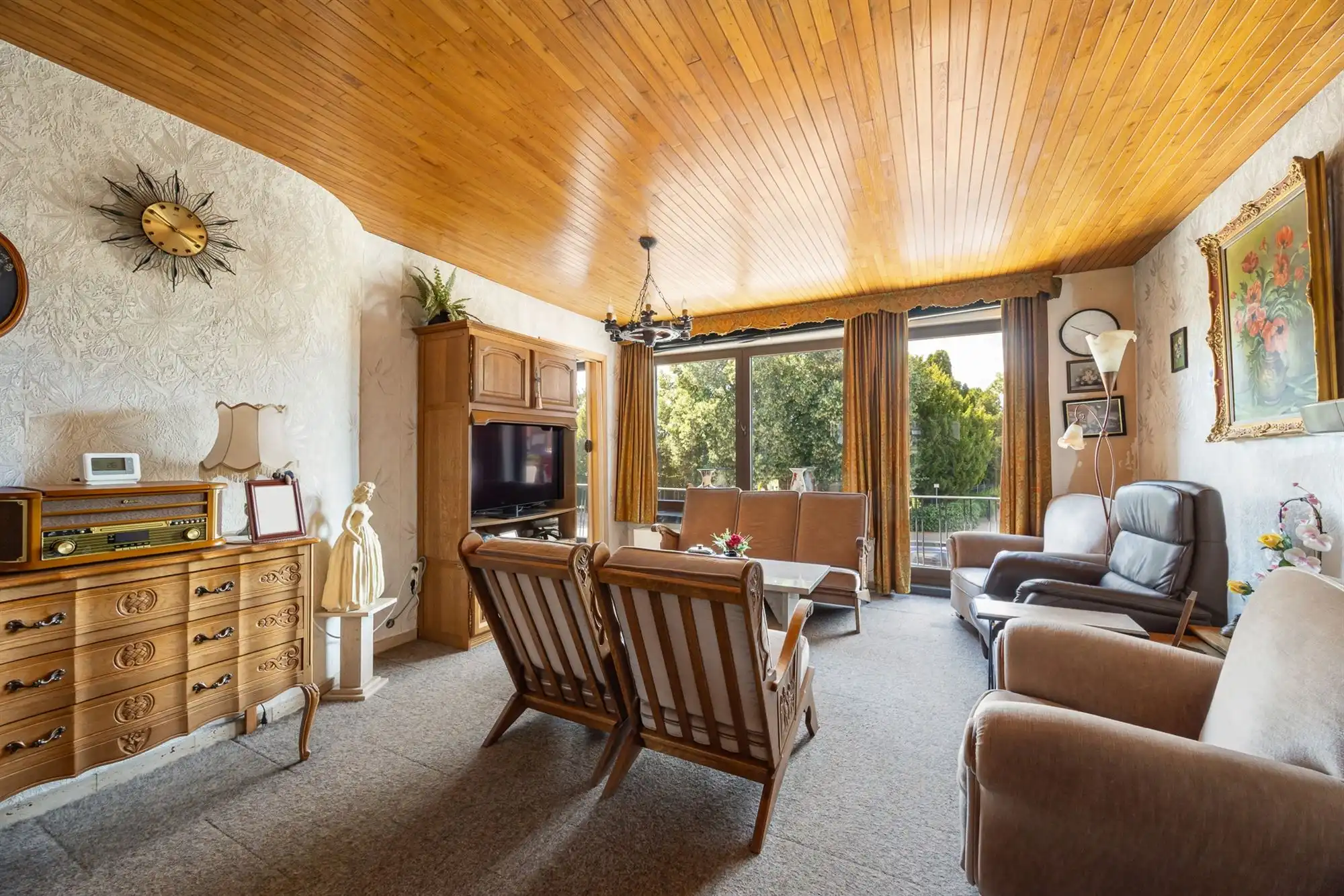 Gedeeltelijk gerenoveerde tweewoonst met tuin en garage foto 14