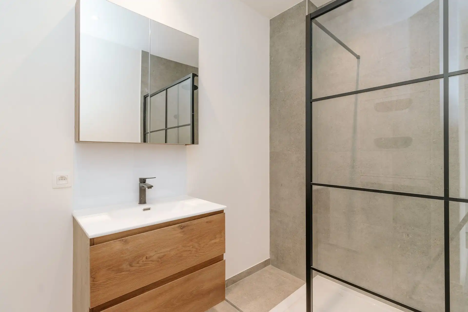 Gerenoveerd gelijkvloers appartement met tuin foto 13