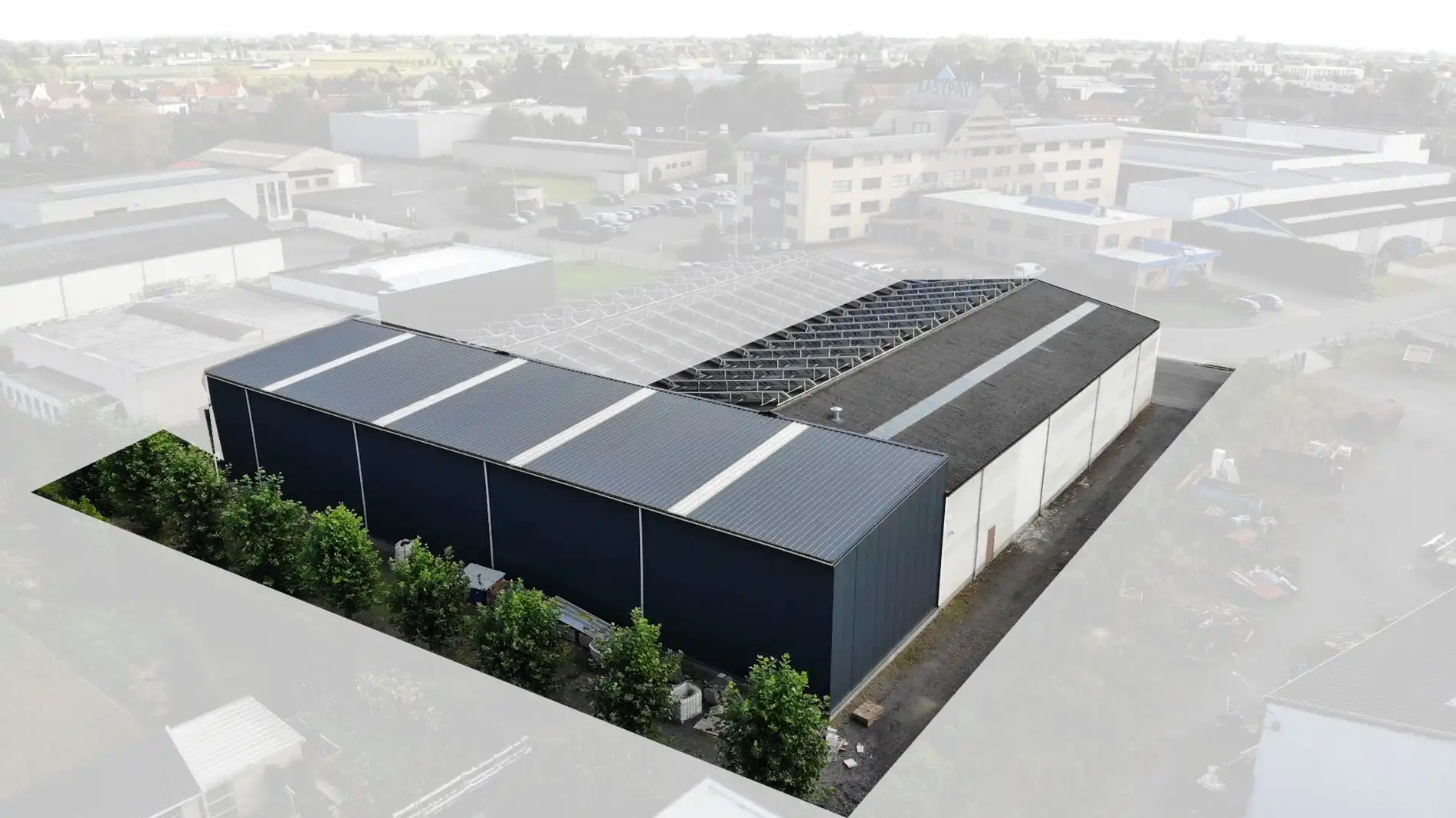 Grote loods (1195m²) met diverse mogelijkheden in een industriezone. foto 2