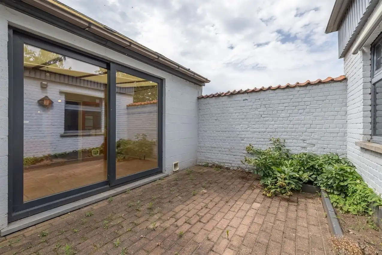 Vier slaapkamers. Twee staanplaatsen. En achteraan een verrassende buitenplek met zuiderse patio-sfeer foto 11