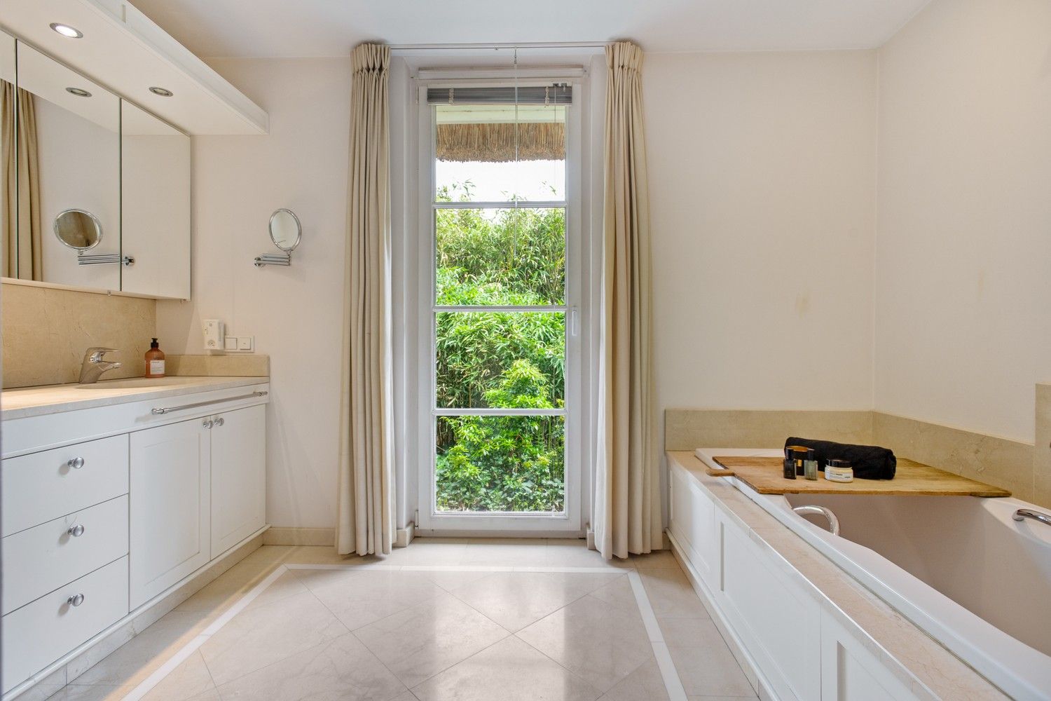 Architecturale rietgedekte villa op 5.717 m² grond foto 17
