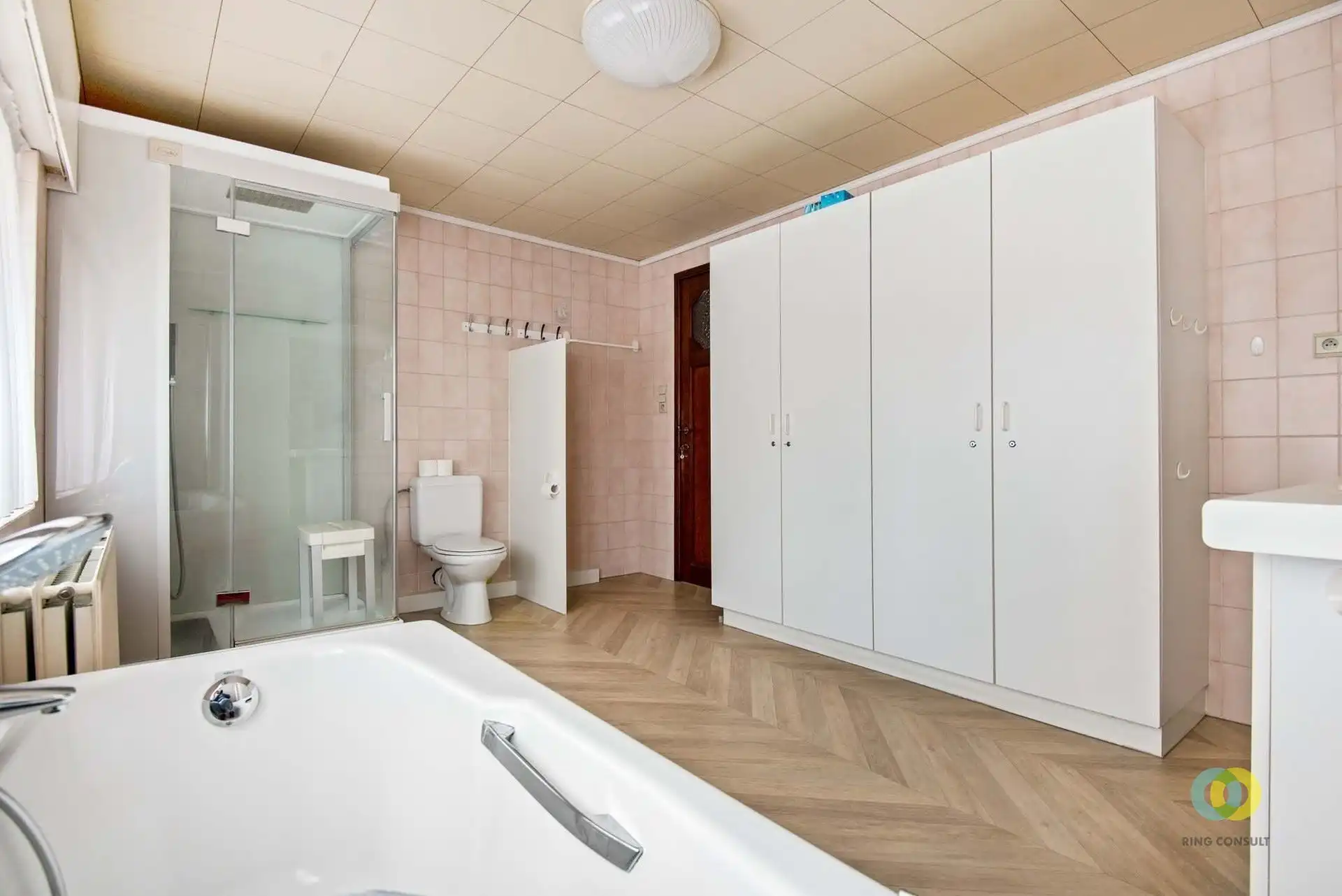 Ruime woning met praktijkruimte, garage en tuin foto 17
