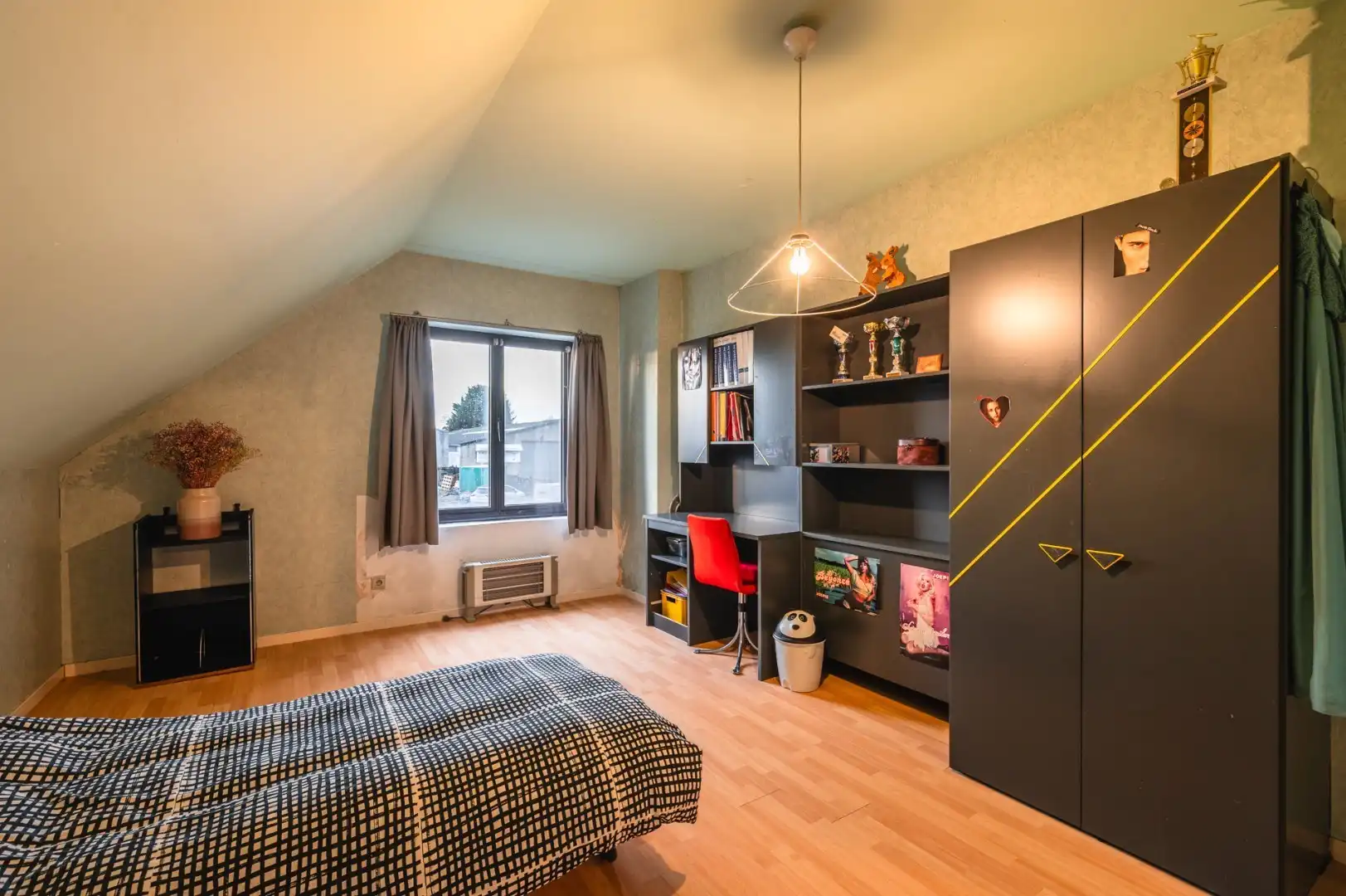 Villa met 6 kamers,  garage, 44 zonnepanelen, en veel ruimte op 810 m² foto 12