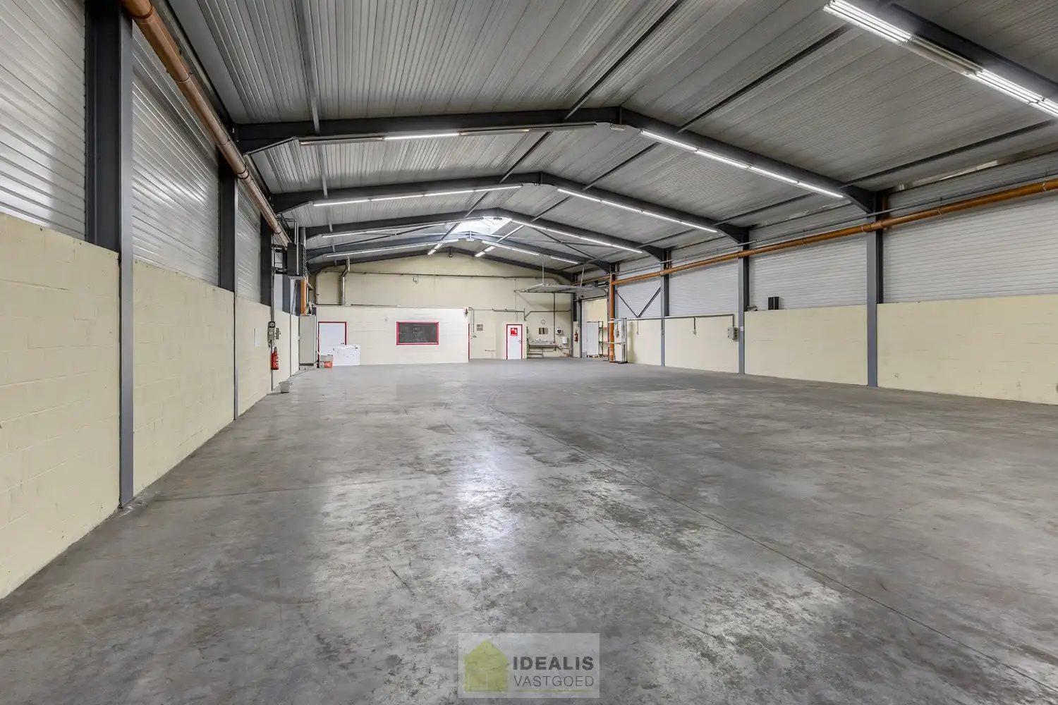 IDEALIS VASTGOED – Industrieel bedrijfsgebouw van maar liefst +-5000m² bruikbare oppervlakte, bestaande uit bedrijfshallen, kantoor- en vergaderruimtes en een appartement met een centrale ligging op industrieterrein Genk Zuid op een perceel van 10.326m² (1,03 hectare). foto 27