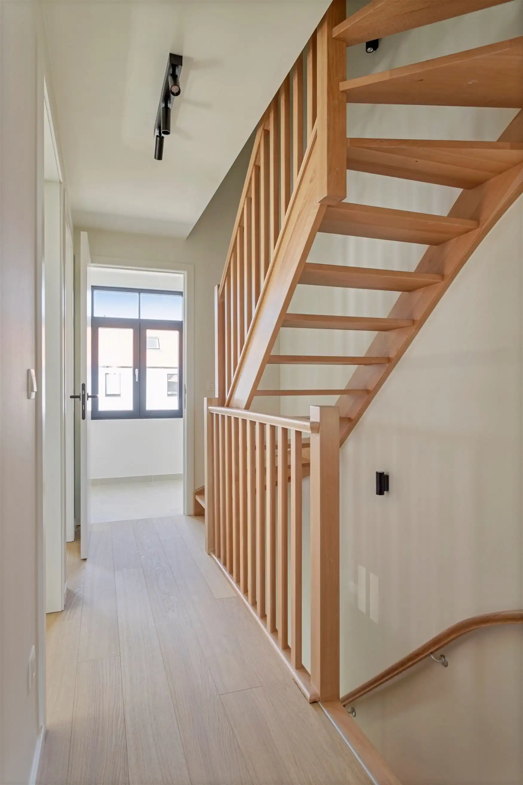 Zeer recente woning op gunstige locatie foto 7