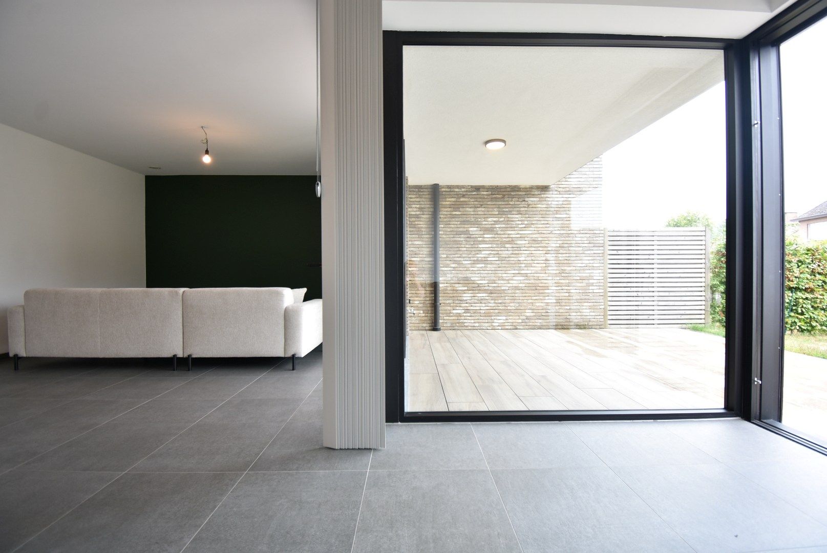 Aantrekkelijk recent gelijkvloers appartement, met 1 slaapkamer, ruim terras, privétuin en standplaats in centrum van Beverst.  foto 9