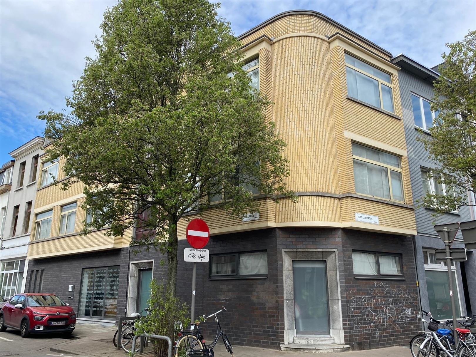 Kantoorgebouw te koop in Antwerpen - Berchem foto {{pictureIndex}}