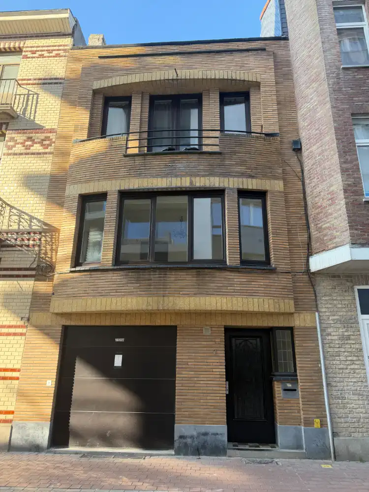 Gerenoveerd appartement met twee slaapkamers gelegen op het eerste verdiep in een gebouw zonder lift. Dichtbij de Markt te Blankenberge. foto {{pictureIndex}}