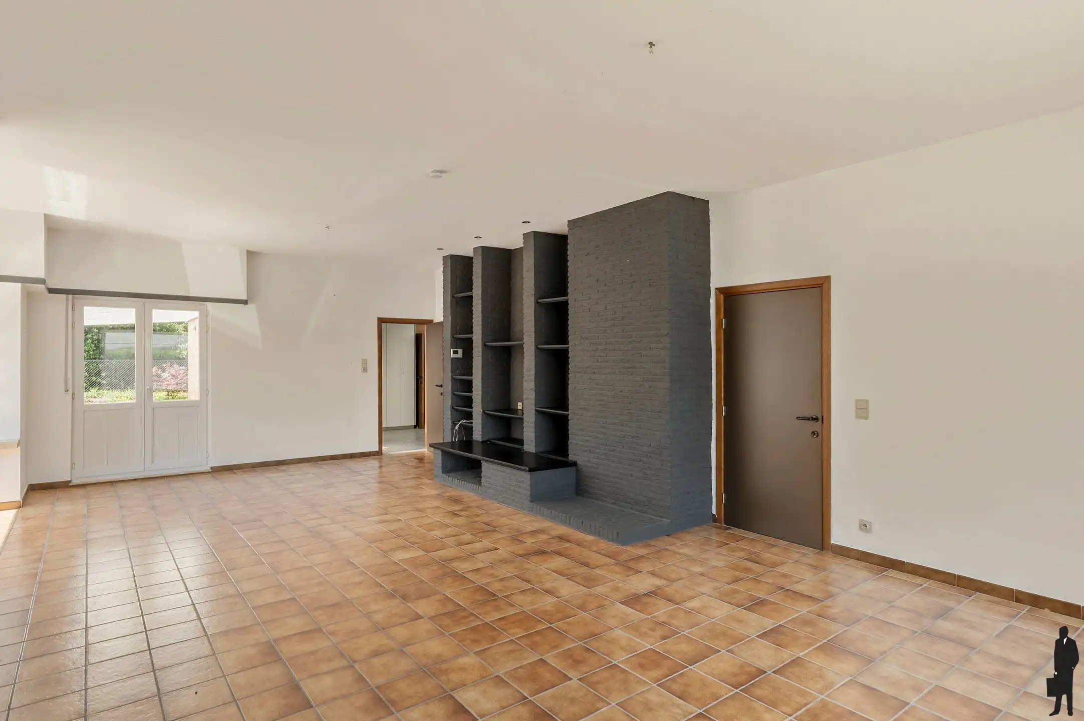 Rustig gelegen ruime gezinswoning met maar liefst 7 slaapkamers, meerdere garages en tal van praktische troeven. foto 5