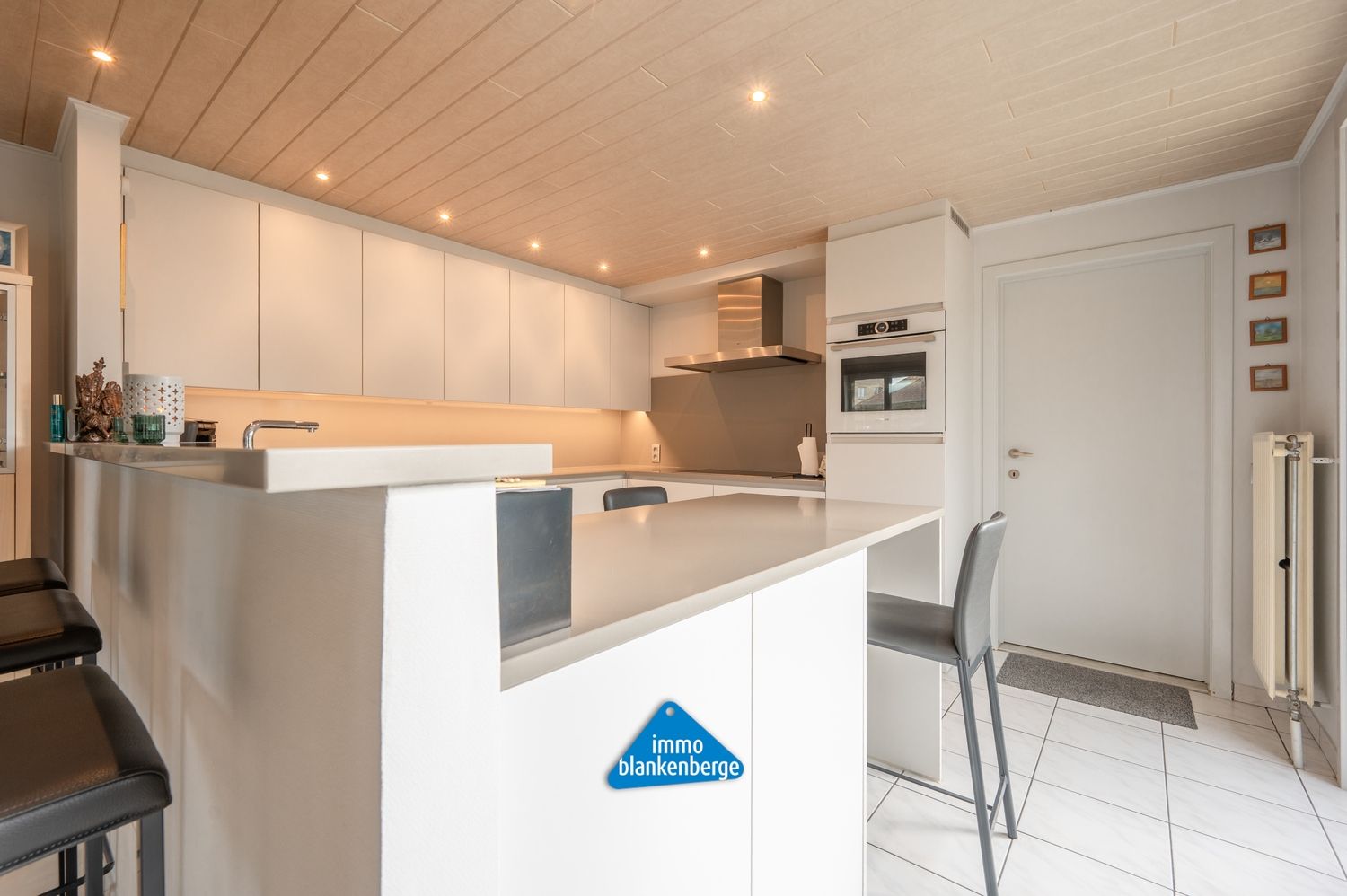 Ruime villa met zonnige tuin en moderne veranda op wandelafstand van de zee foto 15