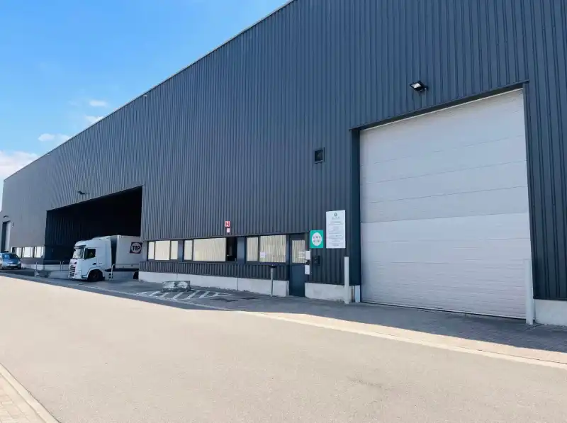 Magazijn met kantoor te huur foto 2