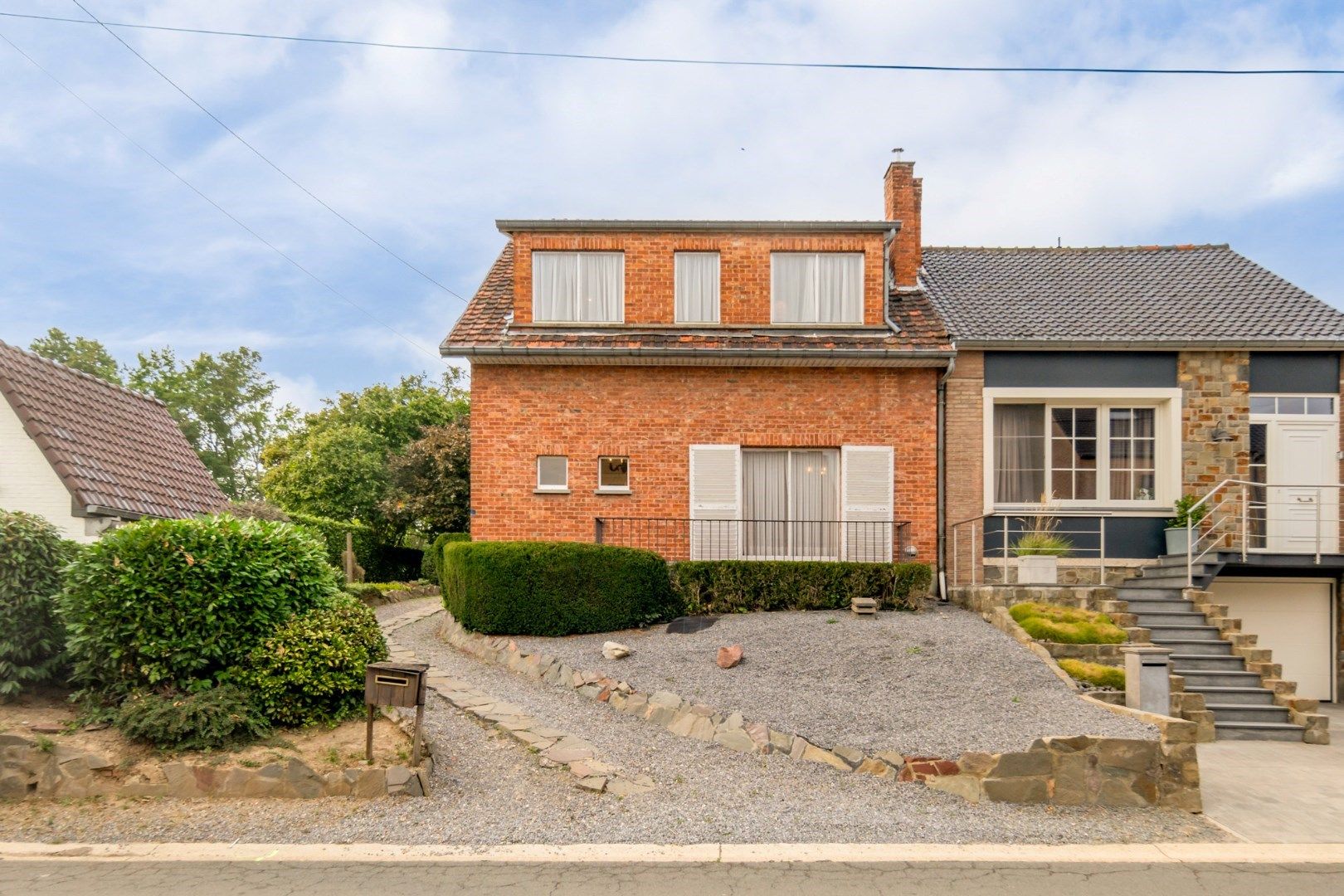 Te renoveren halfvrijstaande woning met bijzonder ruime en weelderige tuin op 10a 82ca foto 1