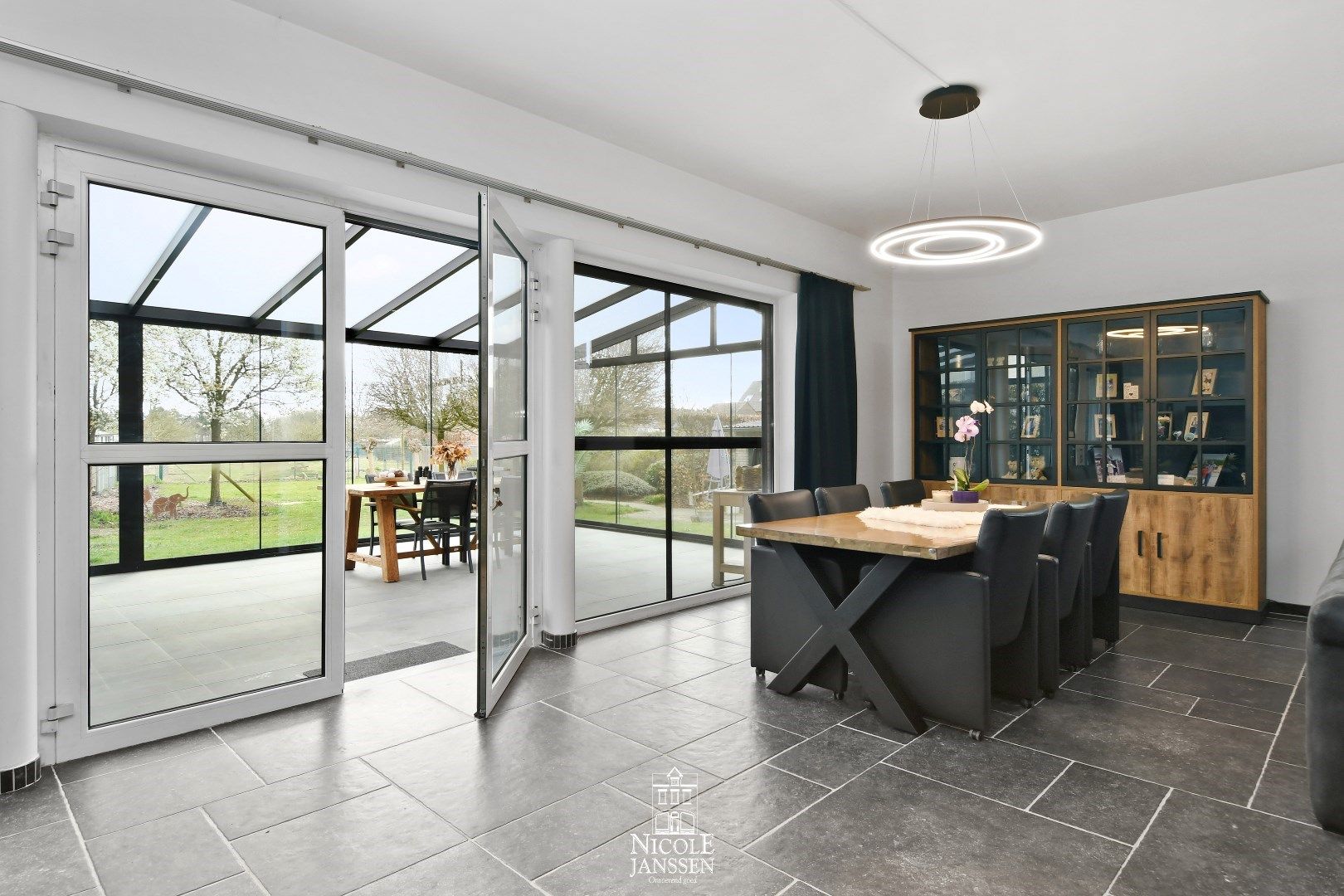 Woonst met studio en handelspand te koop foto 8