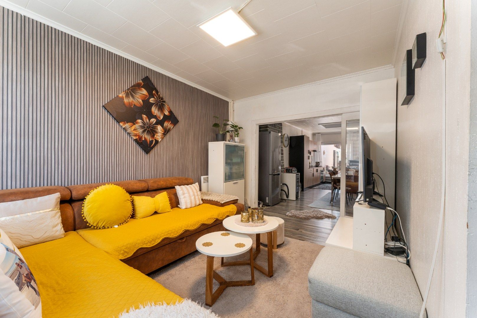 Centrale rijwoning met drie slaapkamers en terras in hartje Roeselare foto 2