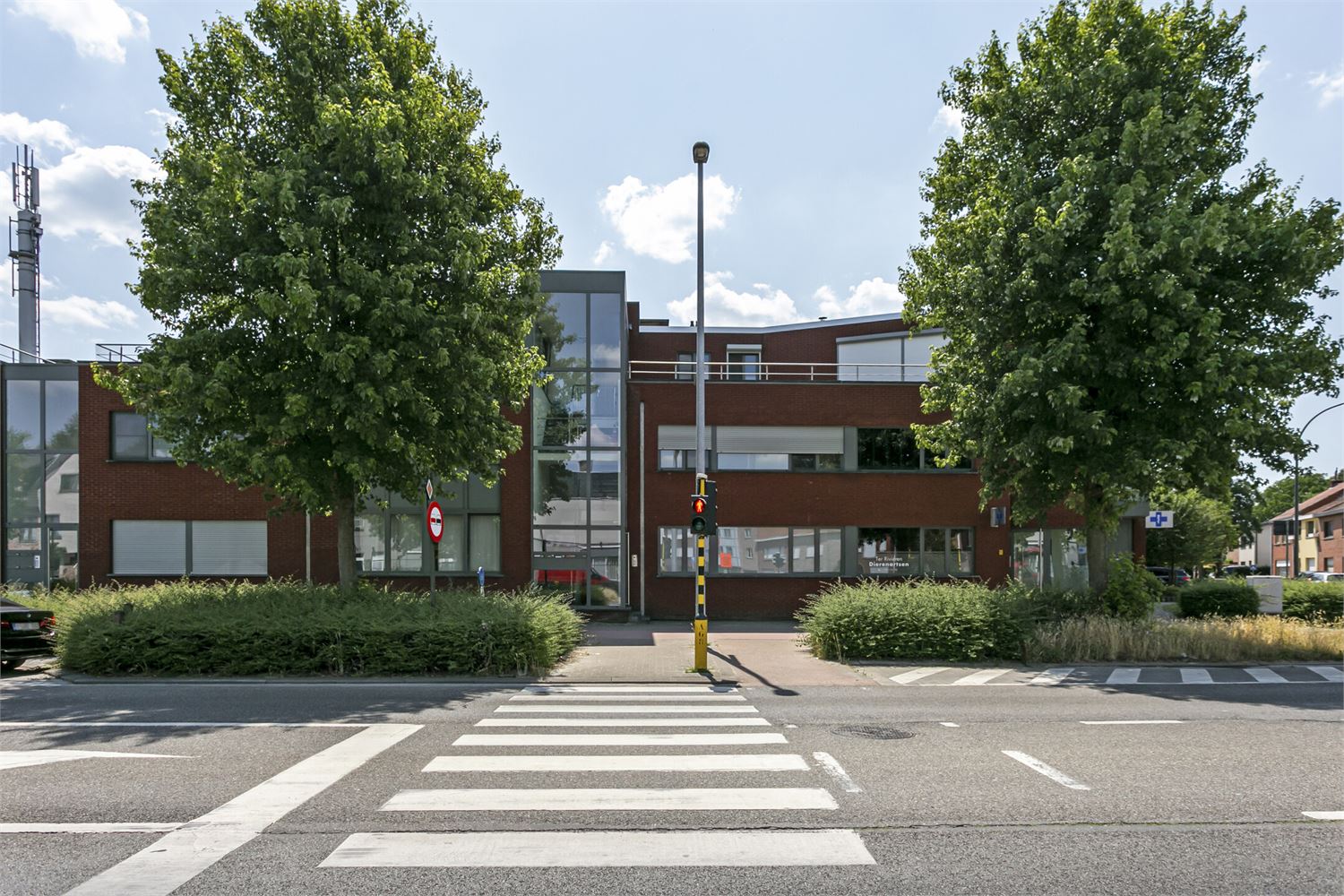 Praktijkruimte (dierenarts) op een centrale locatie vlakbij het centrum van Wommelgem met goede zichtbaarheid! foto 2