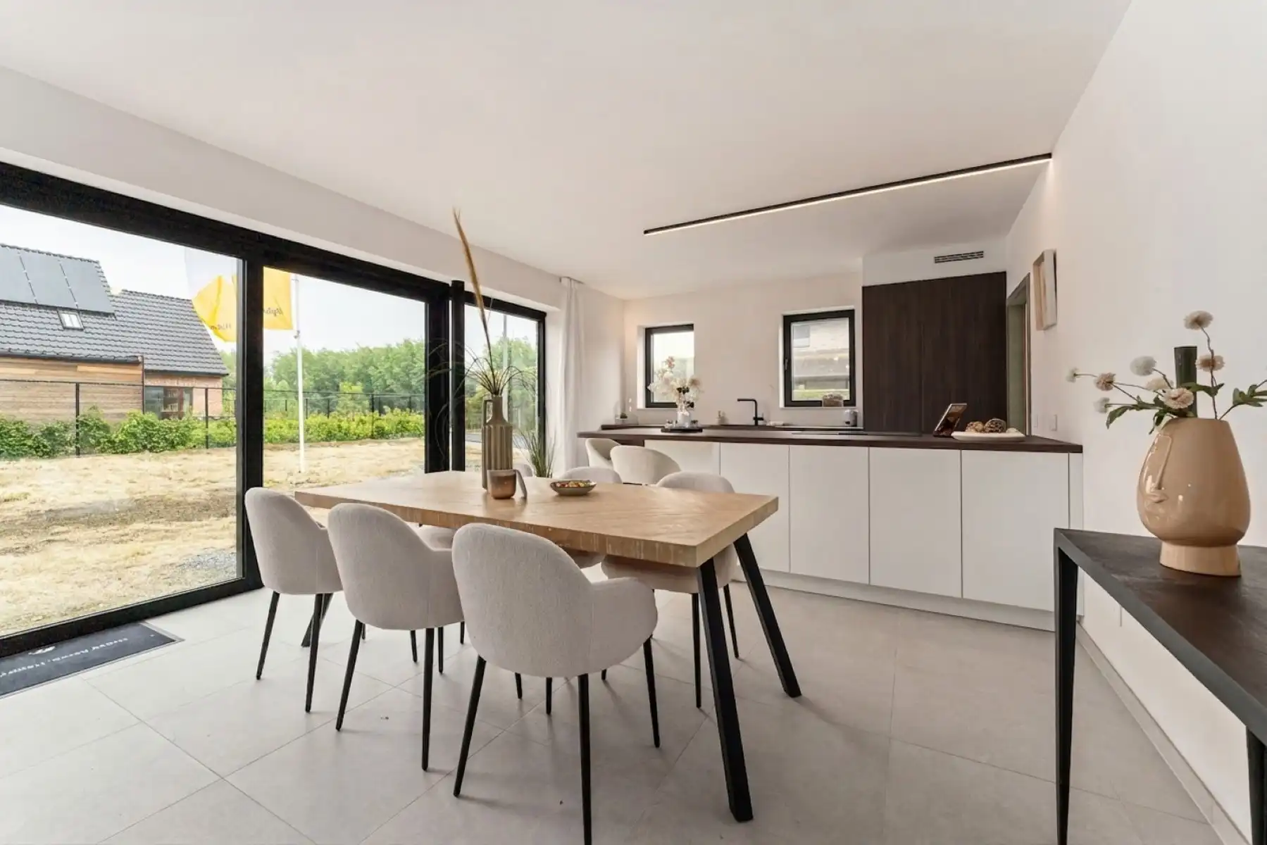 Moderne, halfopen woning foto 3