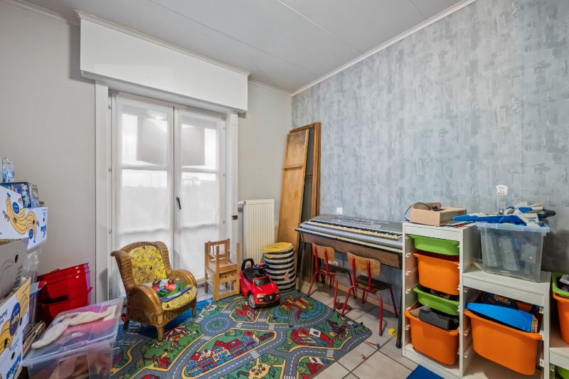 Staden-Roeselare. Landelijke charmante half open bebouwing op een perceel van 1018m2 met diepe tuin, 5 slaapkamers, garage en carport en loods van 40m2. foto 6