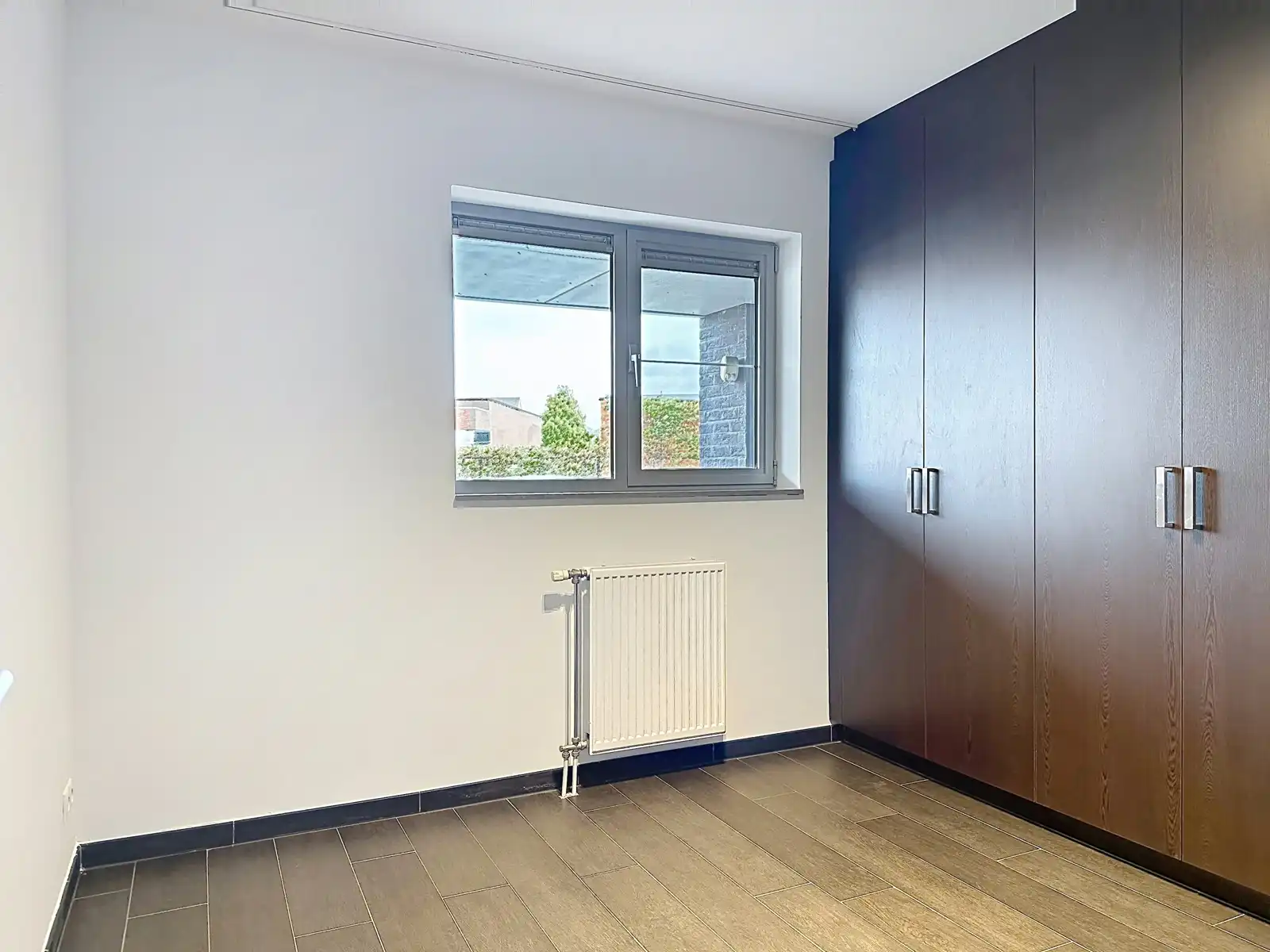Instapklaar gelijkvloers met twee slaapkamers en ondergrondse staanplaats foto 12