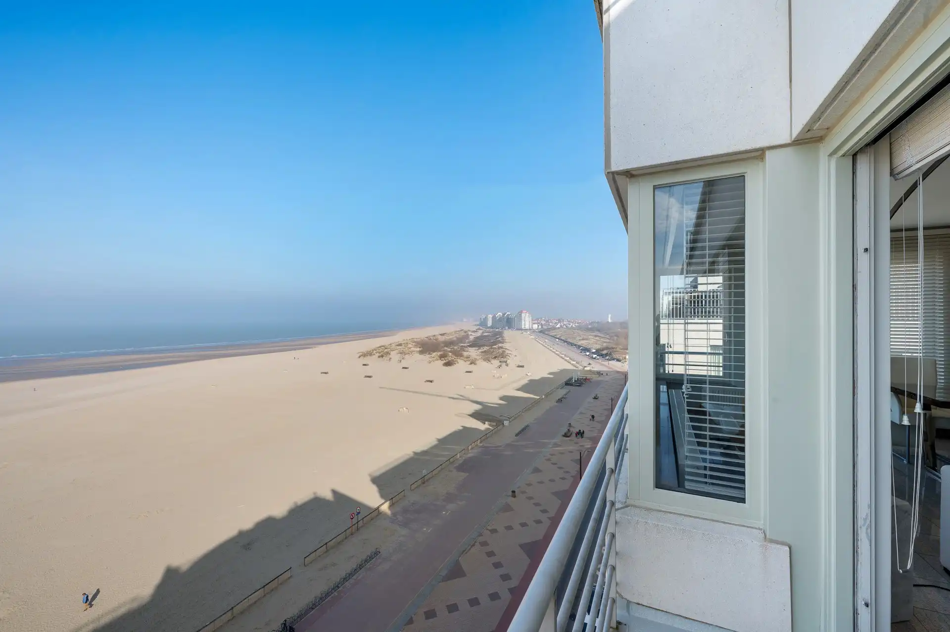 Lichtrijk hoekappartement met groot zuid gericht terras en adembenemend zeezicht foto 2