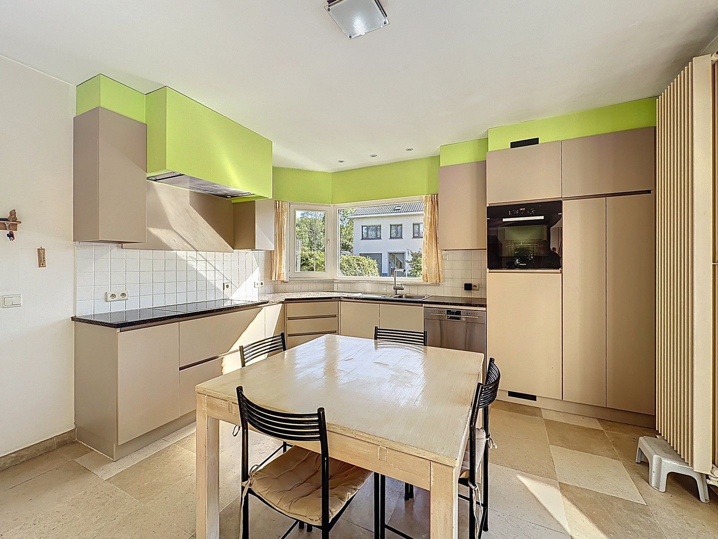 Zonovergoten alleenstaande villa met grote prachtige tuin (1.002m²). foto 6