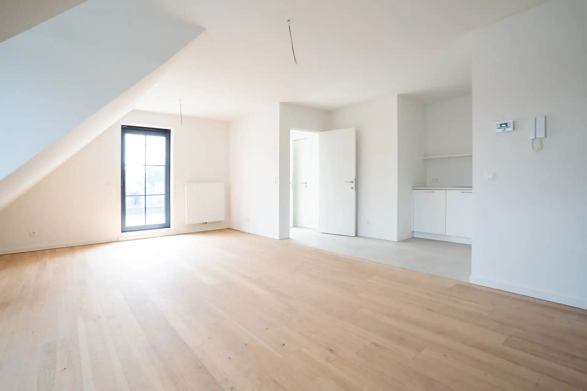 Modern appartement met twee slaapkamers en ruim terras. foto 3