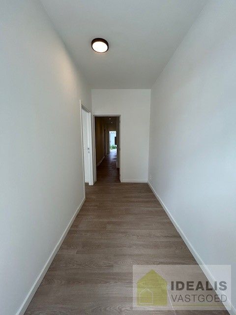 IDEALIS VASTGOED  - Recent gerenoveerd instapklaar appartement met 2 slaapkamers in hartje Neerpelt. Het appartement is gelegen middenin het centrum van Neerpelt op wandelafstand van horeca, shopping en openbaar vervoer! foto 4