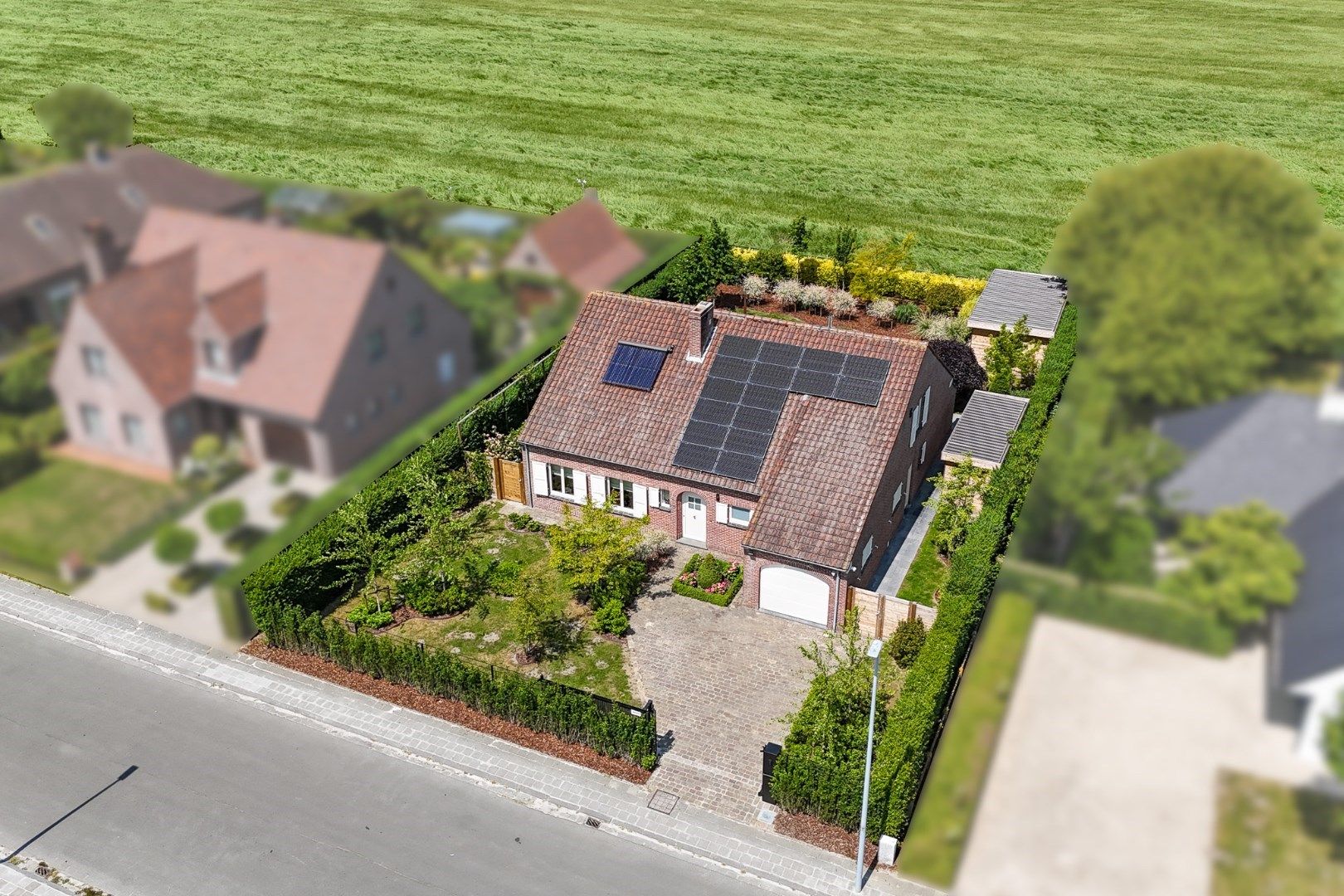 Instapklare laagbouwvilla met 305 m² woonoppervlakte en prachtig aangelegde tuin foto {{pictureIndex}}