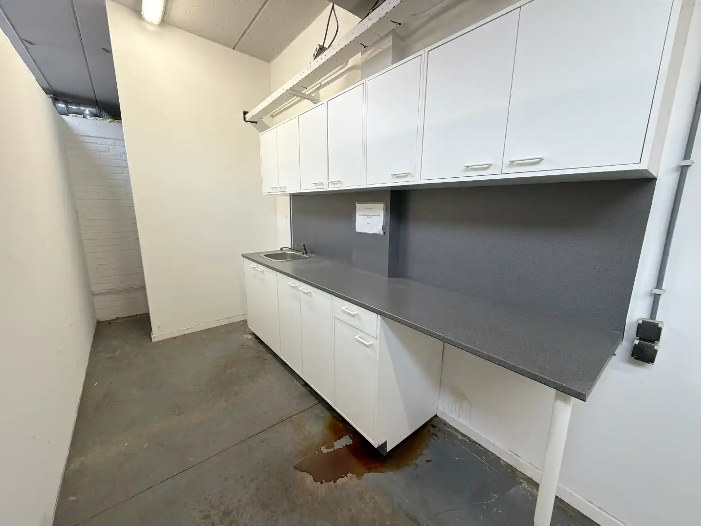 Magazijn met kantoren en buitenopslag te huur in Wilrijk foto 7