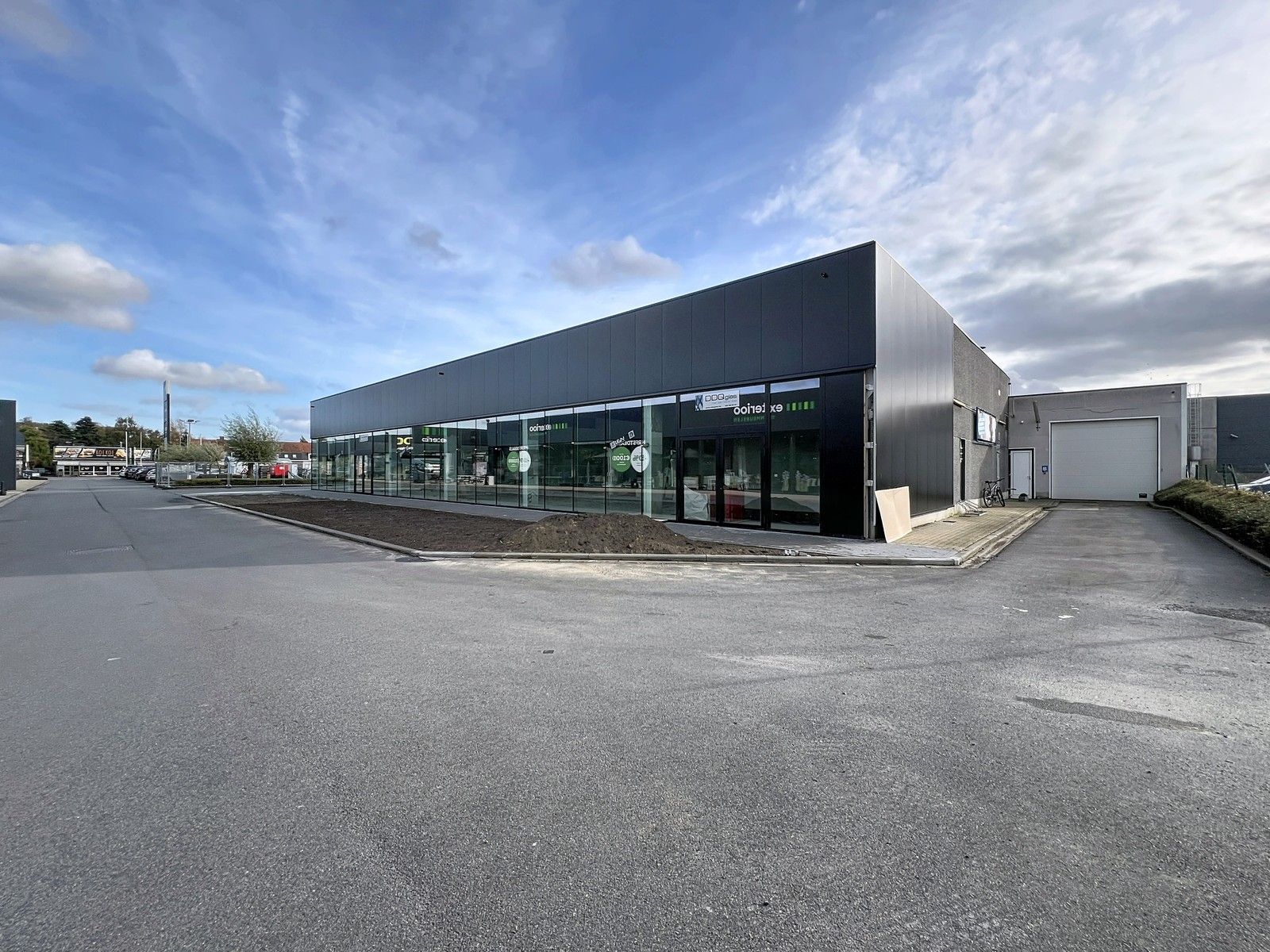 Vernieuwde baanwinkel (450m²) te huur in hét bruisende MAMMOETCENTER van Roeselare ! foto 2