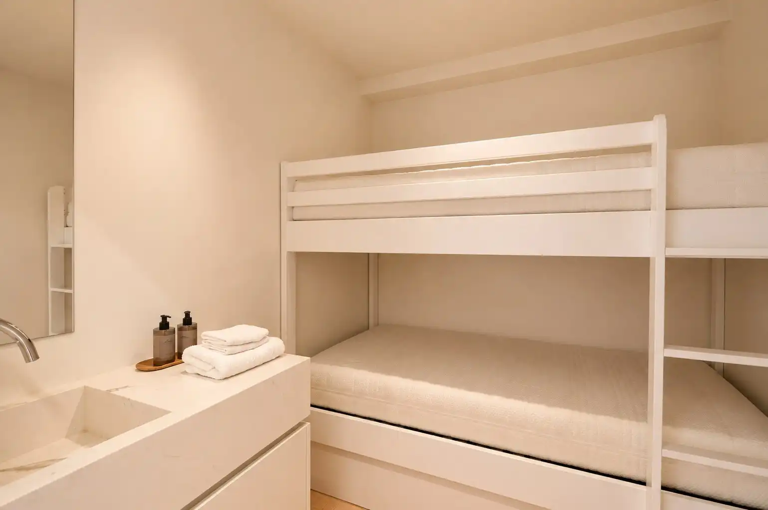 Subliem gerenoveerd appartement met frontaal zeezicht en een tijdloze, uiterst verfijnde afwerking. foto 14