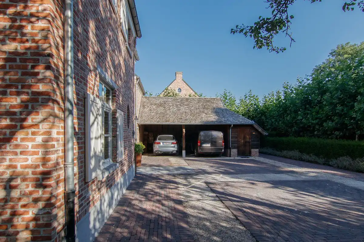 Hoogwaardig afgewerkt landhuis met Engelse grandeur op toplocatie foto 2