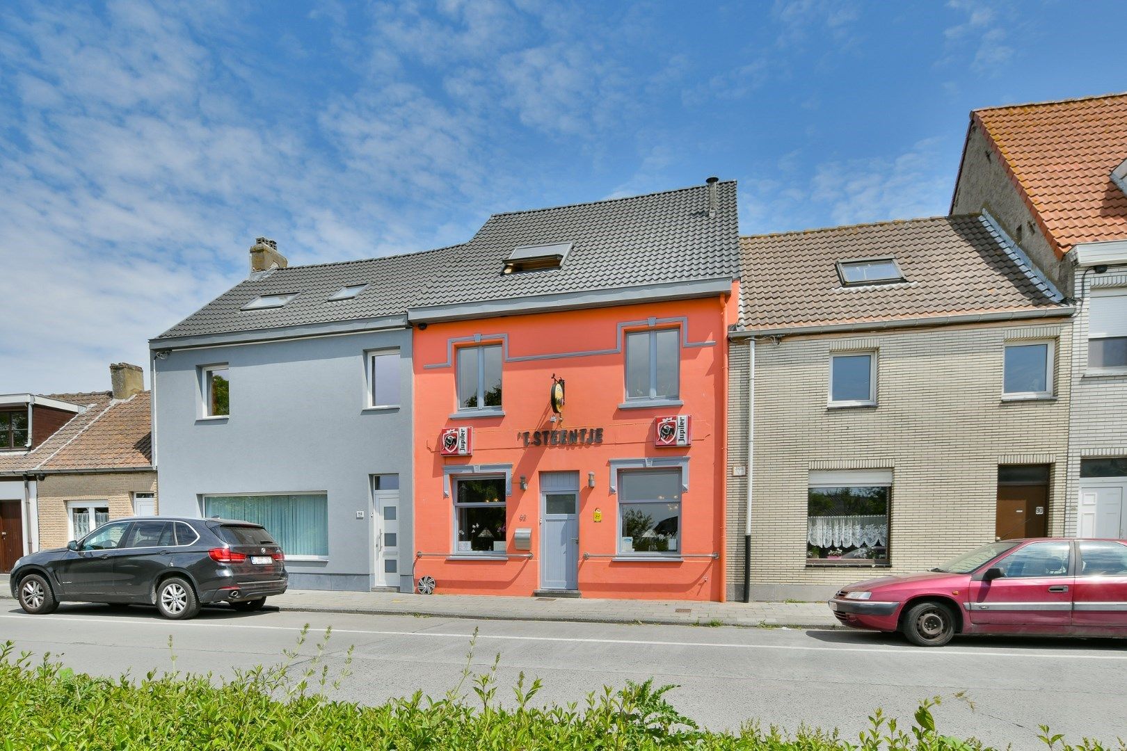 Welgekende Horecazaak te koop op Stene met woonst met 3 slaapkamers foto {{pictureIndex}}
