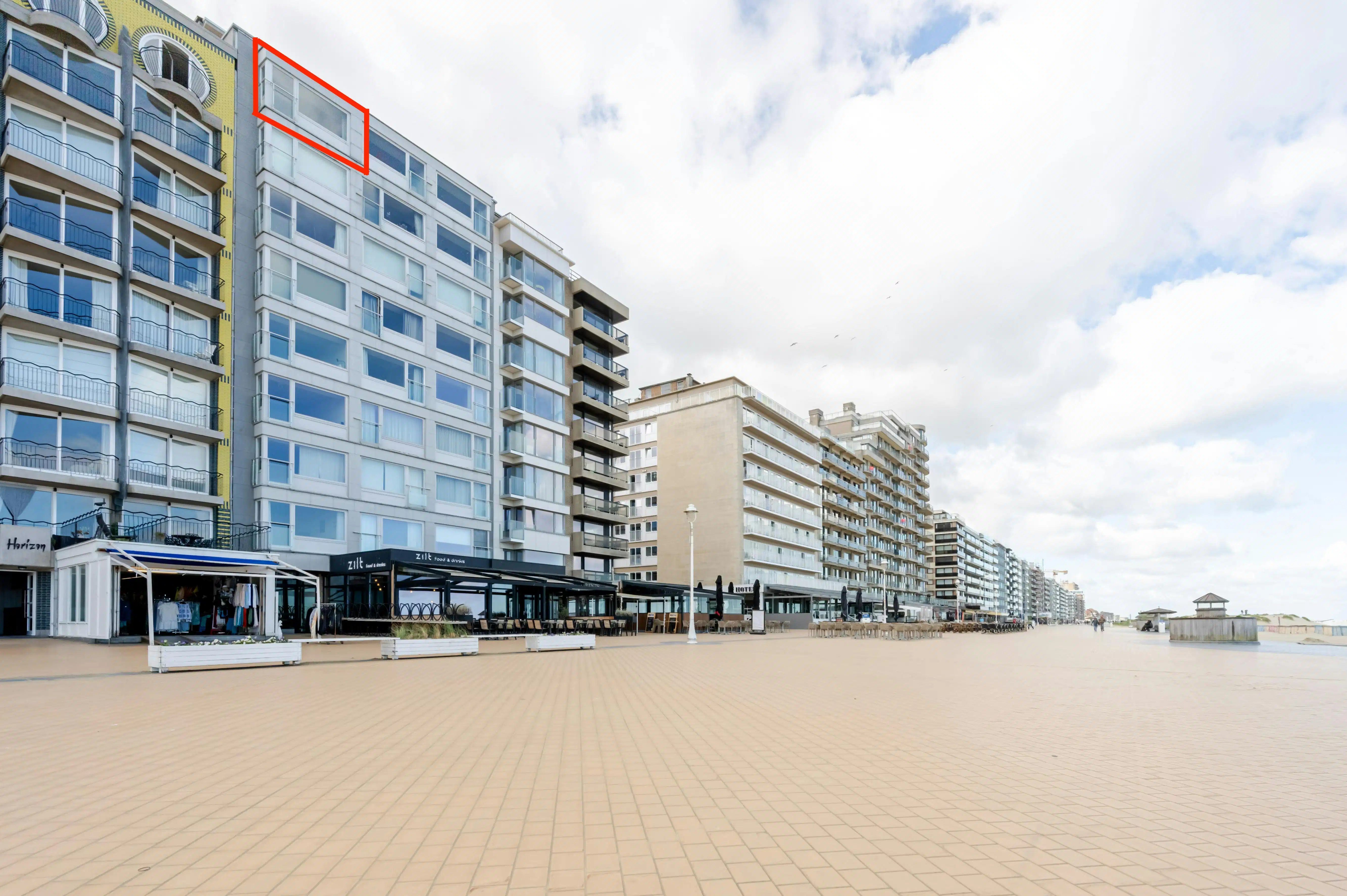 Prachtig gerenoveerd appartement met frontaal zeezicht foto 3