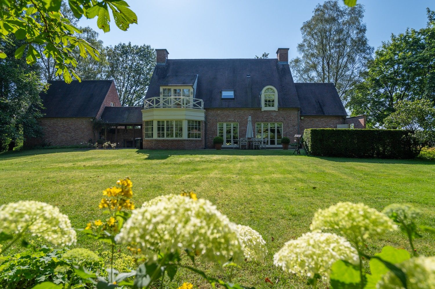 Prachtige tijdloze villa op een aangenaam en zongericht perceel van 2.394 m² te Schilde. foto 38