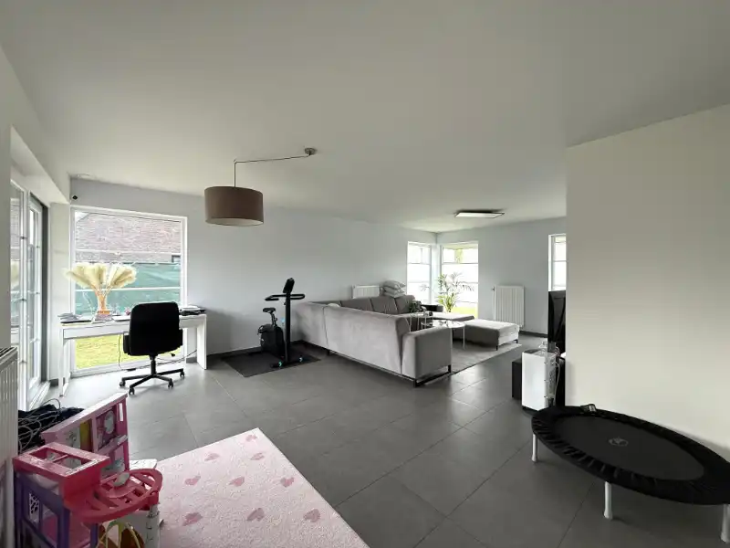Mooie instapklare villa gelegen in een rustige en recente woonwijk foto 6